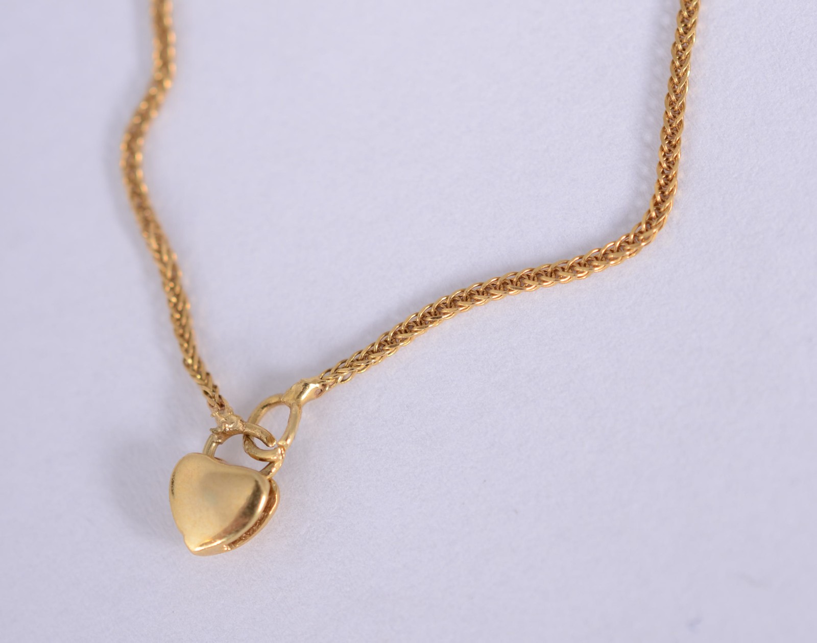 Colar de ouro 18 k., contraste 750 com pendente feitio coração. (Por... - foto 6 de 6