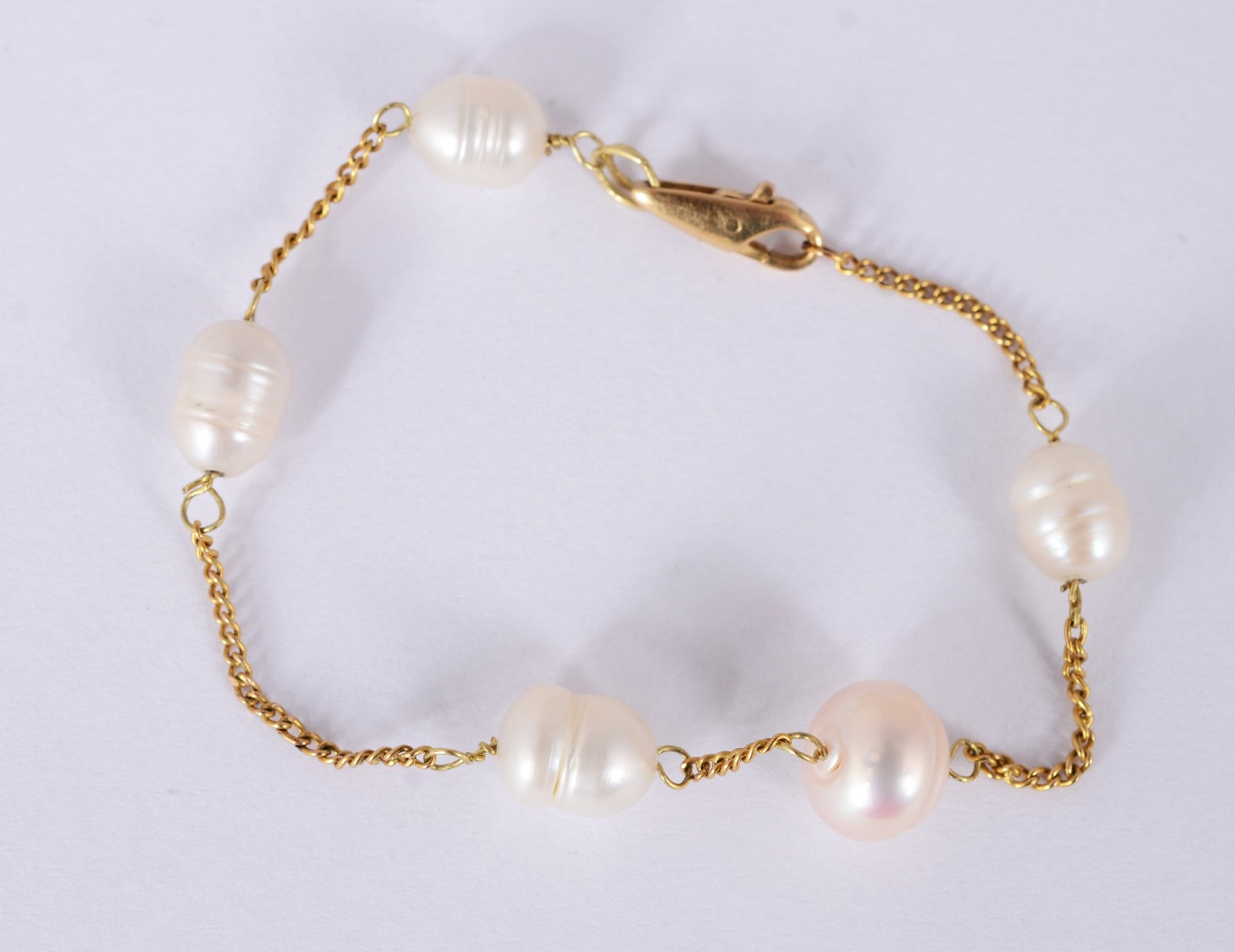 Pulseira de ouro 18 k., contraste 750 com cinco perolas intercaladas... - foto 1 de 3