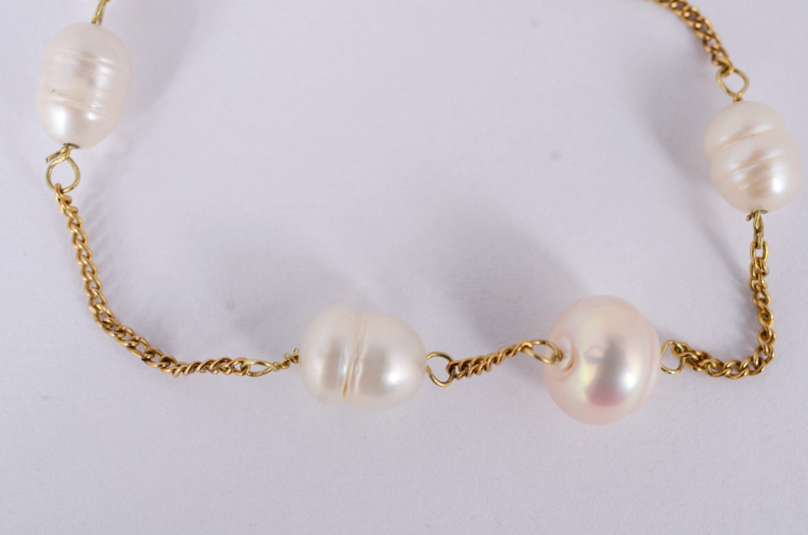 Pulseira de ouro 18 k., contraste 750 com cinco perolas intercaladas... - foto 2 de 3