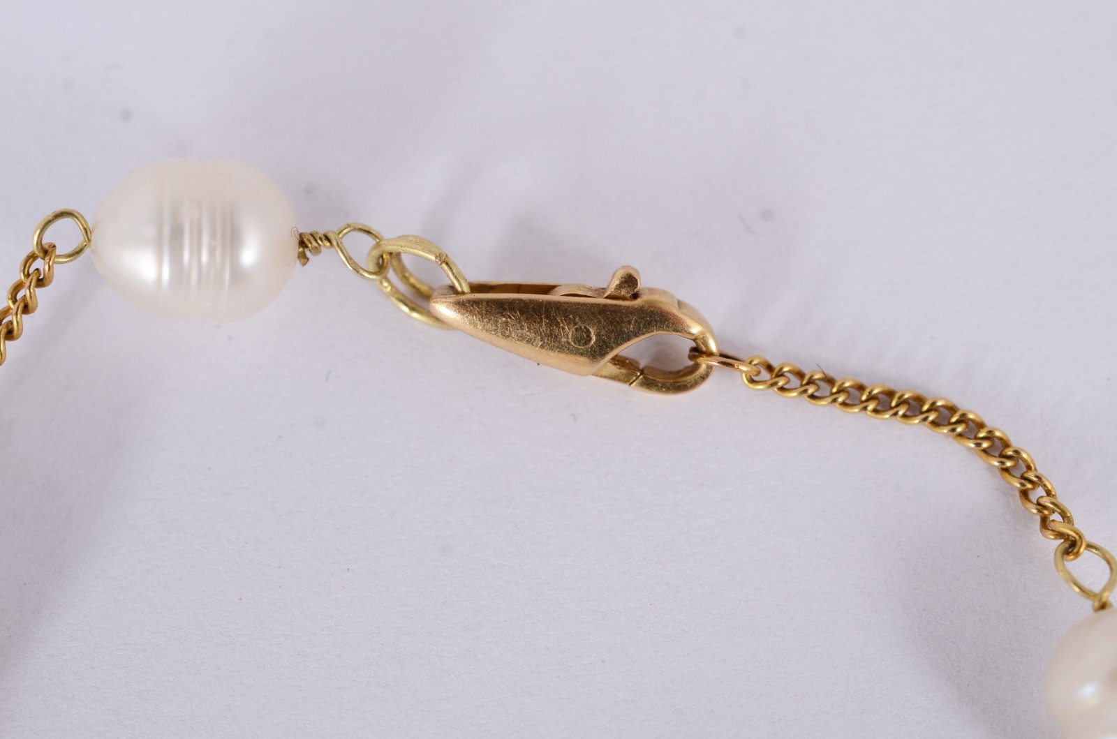 Pulseira de ouro 18 k., contraste 750 com cinco perolas intercaladas... - foto 3 de 3