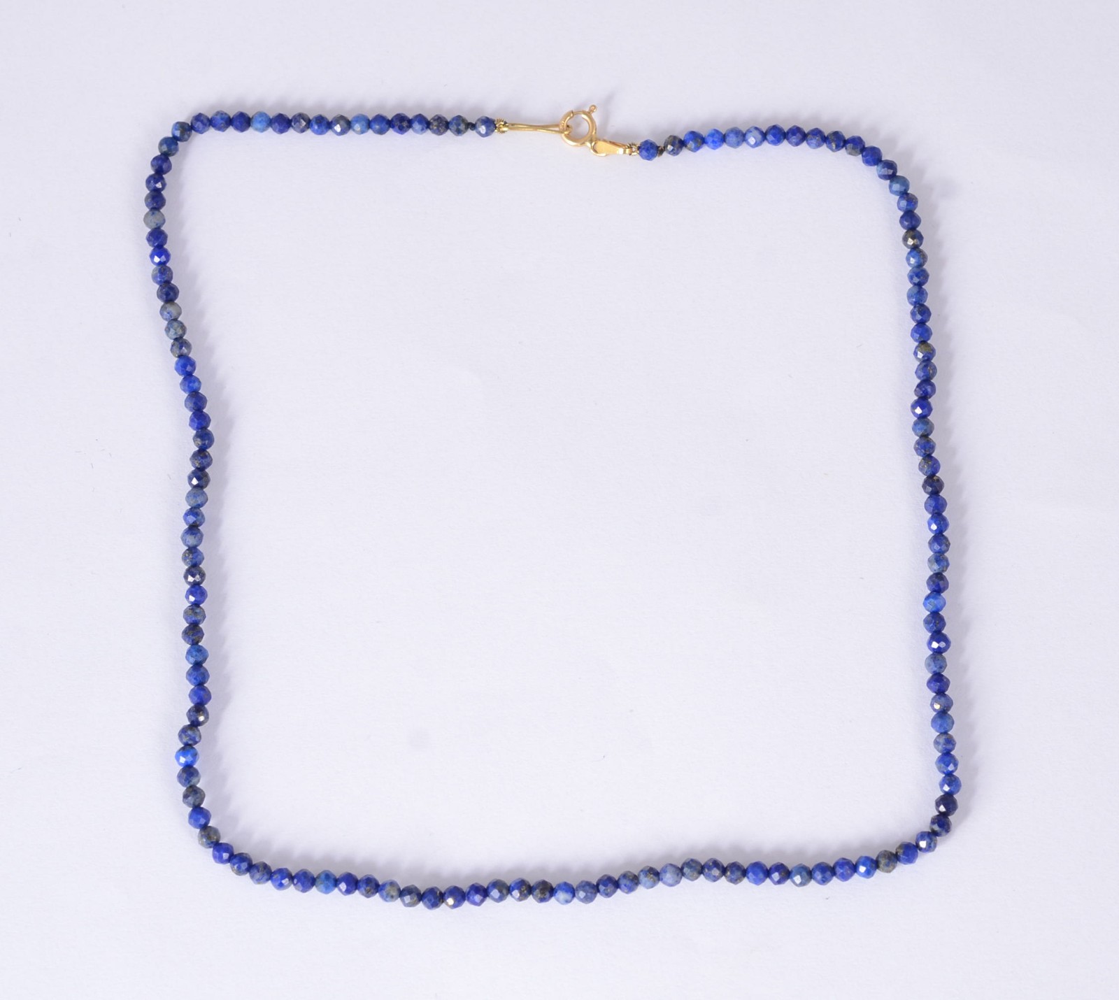 Fio com fecho de ouro 18 k., contraste 750 lápis lazuli com pedrinhas... - foto 1 de 3