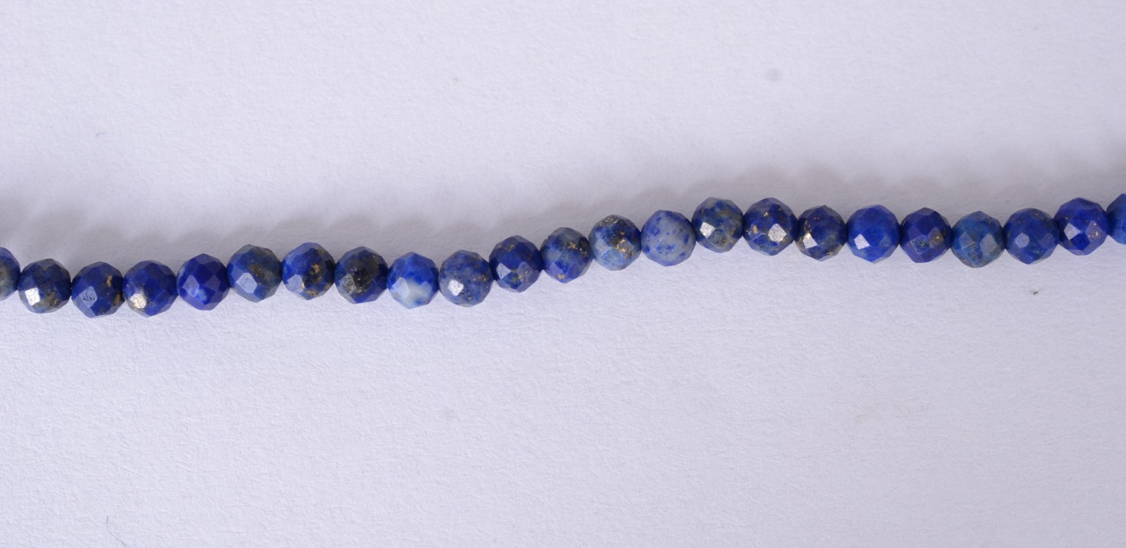 Fio com fecho de ouro 18 k., contraste 750 lápis lazuli com pedrinhas... - foto 2 de 3