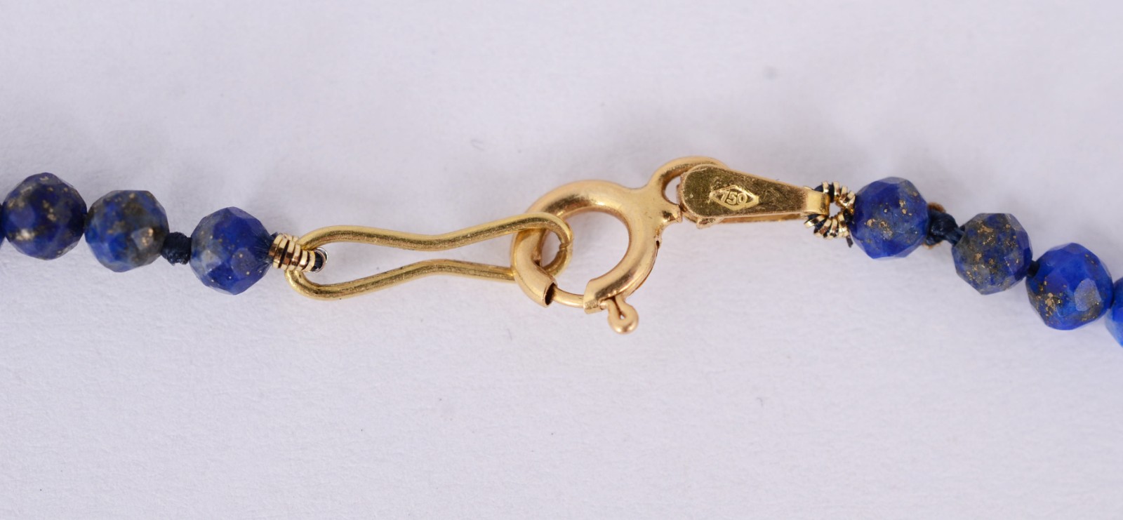 Fio com fecho de ouro 18 k., contraste 750 lápis lazuli com pedrinhas... - foto 3 de 3