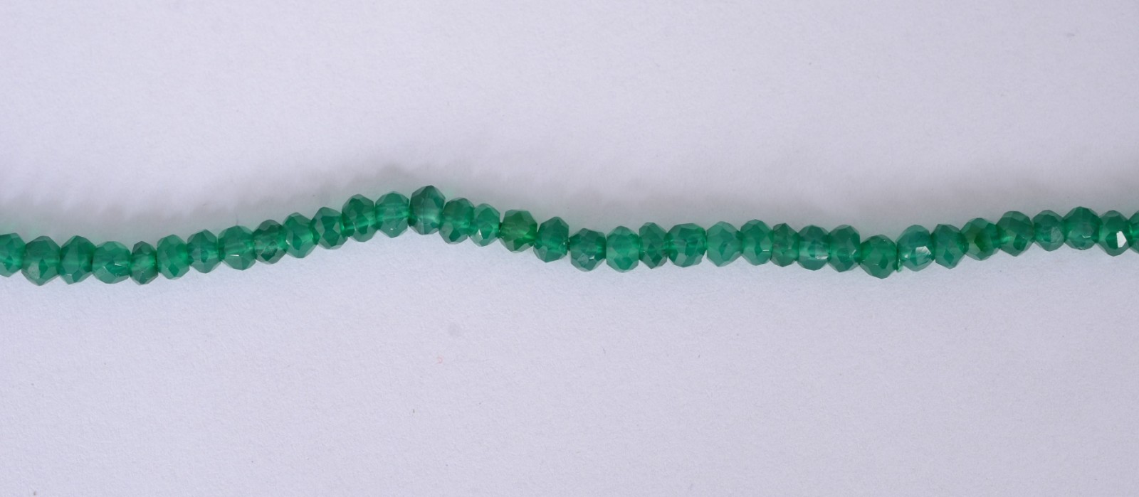 Fio com fecho de ouro 18 k., contraste 750, ônix verde com 18... - foto 2 de 4