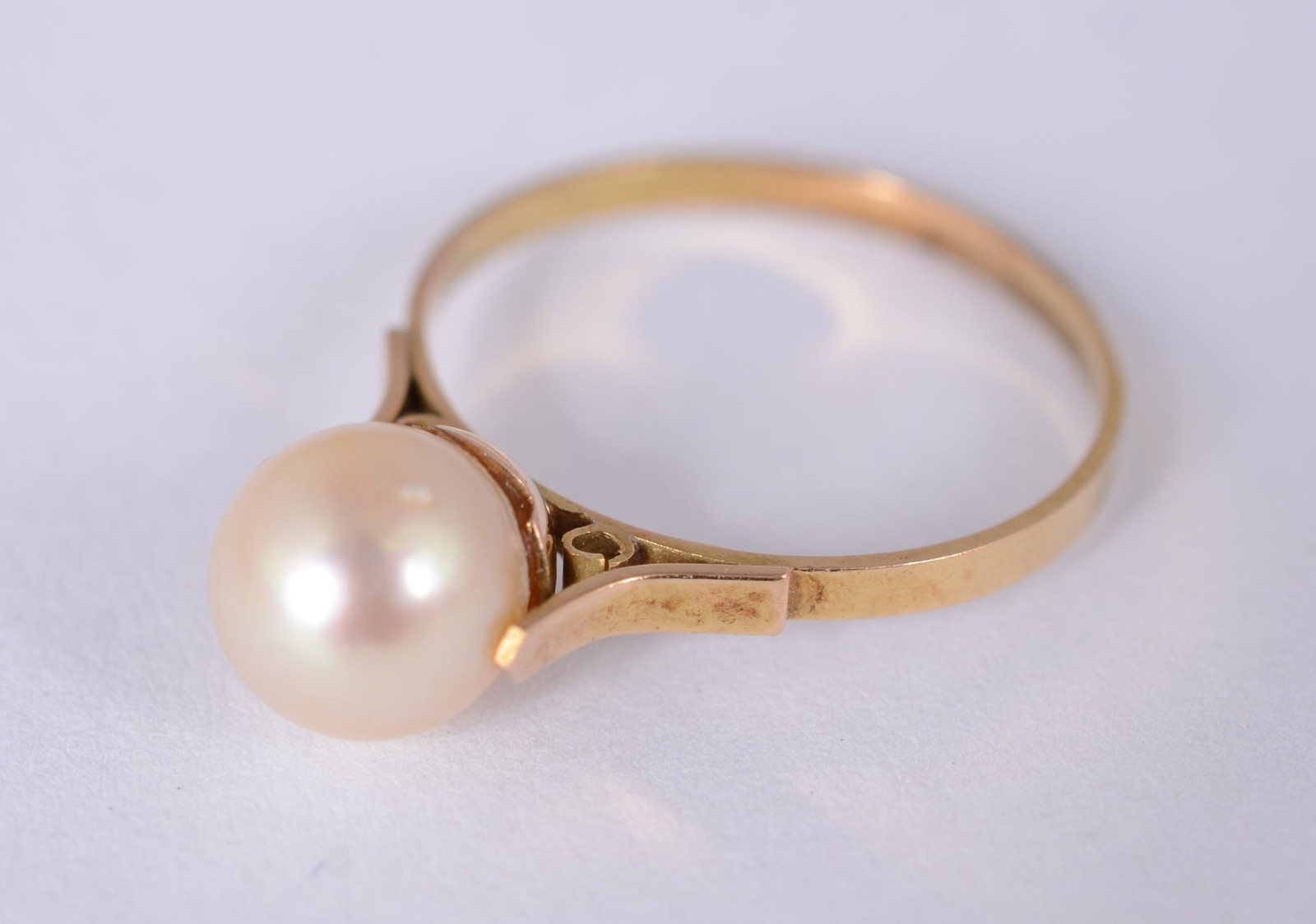 Anel de ouro 18 k. com uma perola, aro 17. (Por motivos de segurança... - foto 1 de 8