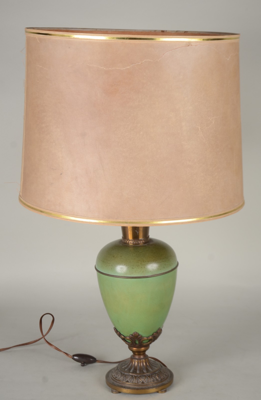 Abatjour de metal pintado de verde, base metal dourado, cúpula bege... - foto 1 de 10
