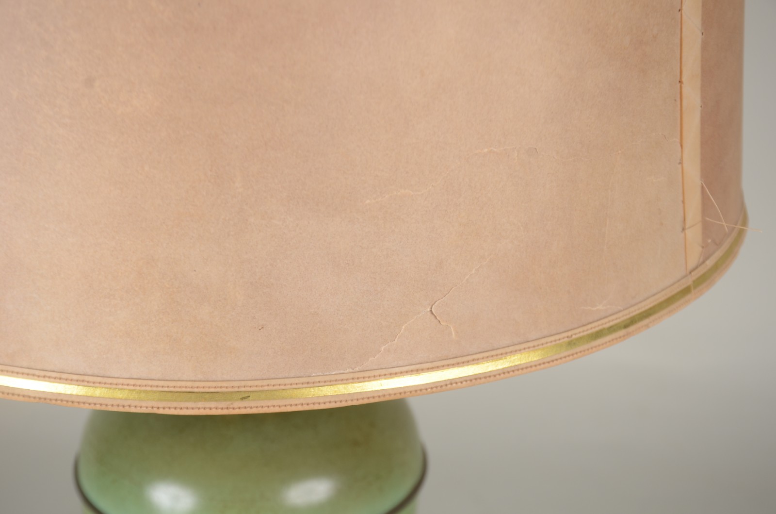 Abatjour de metal pintado de verde, base metal dourado, cúpula bege... - foto 3 de 10