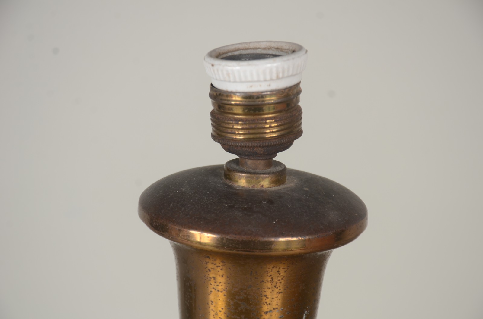 Abatjour de metal pintado de verde, base metal dourado, cúpula bege... - foto 4 de 10