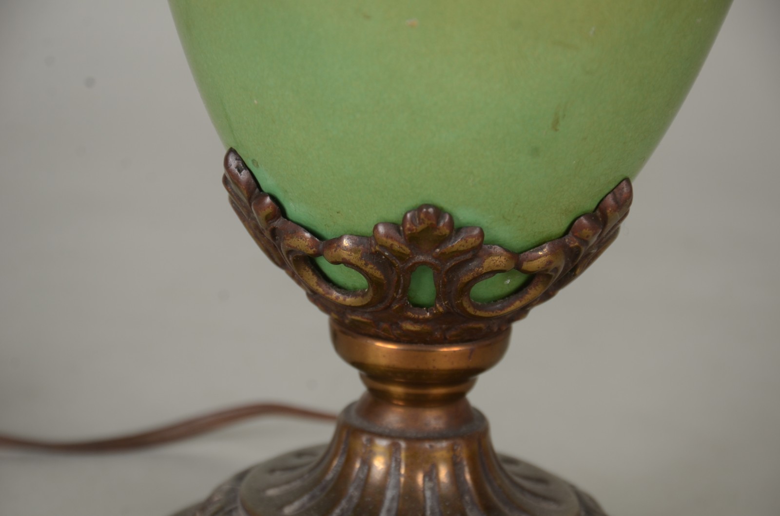 Abatjour de metal pintado de verde, base metal dourado, cúpula bege... - foto 5 de 10
