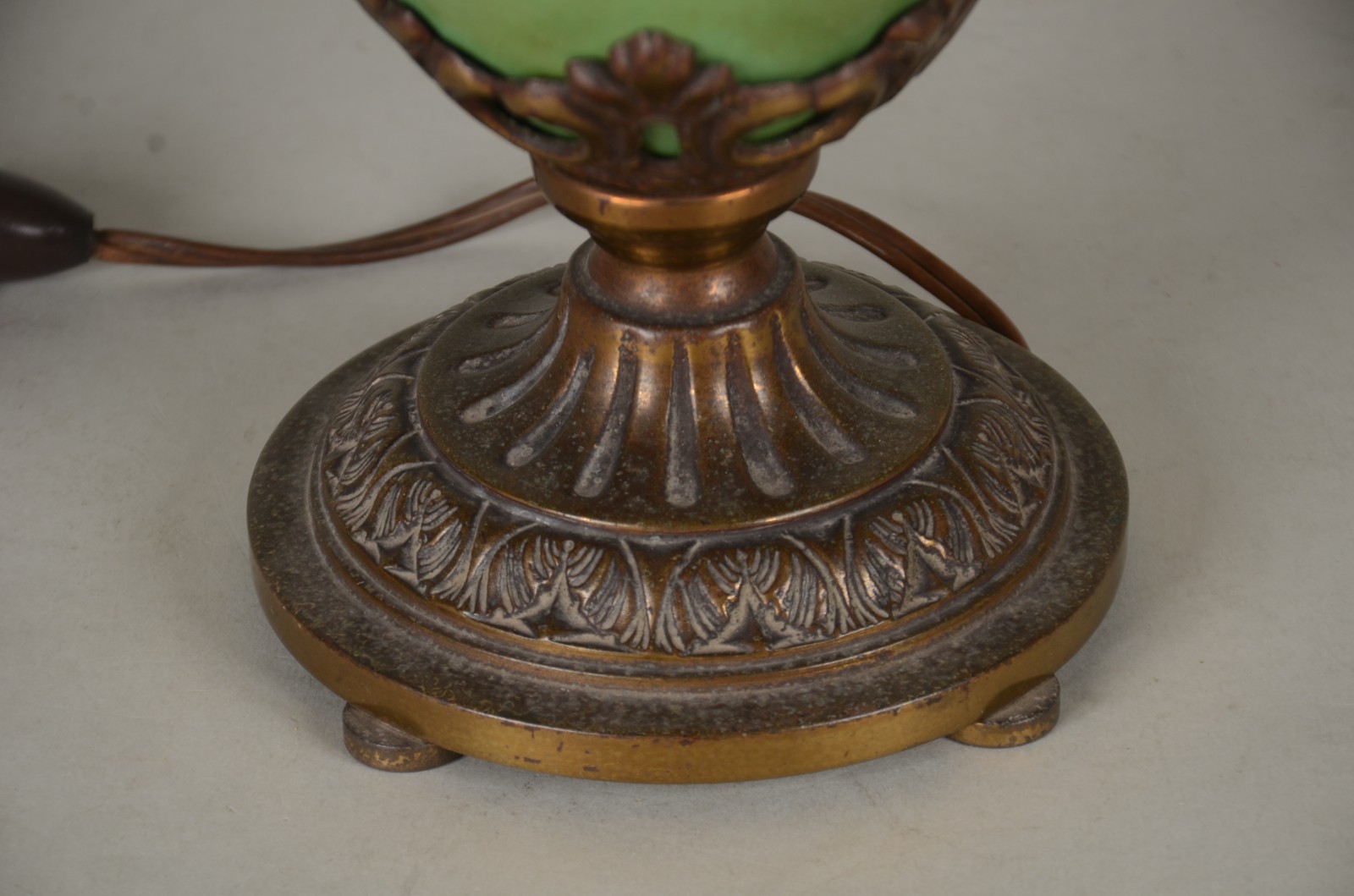 Abatjour de metal pintado de verde, base metal dourado, cúpula bege... - foto 6 de 10