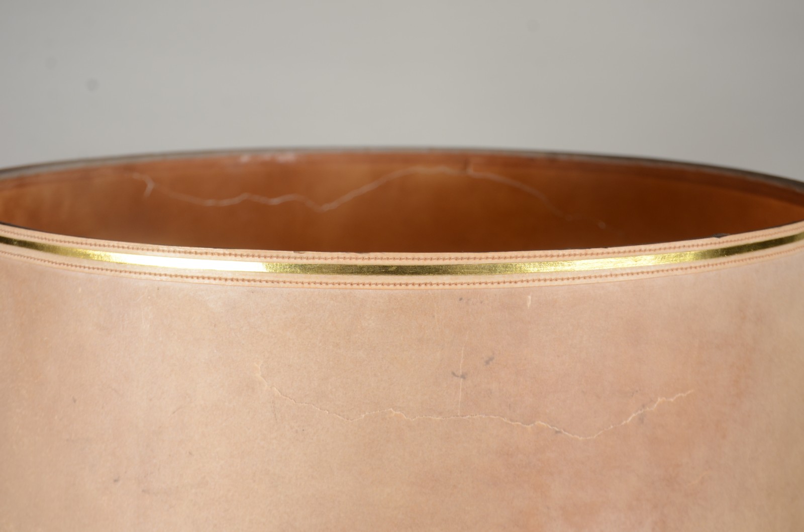 Abatjour de metal pintado de verde, base metal dourado, cúpula bege... - foto 10 de 10