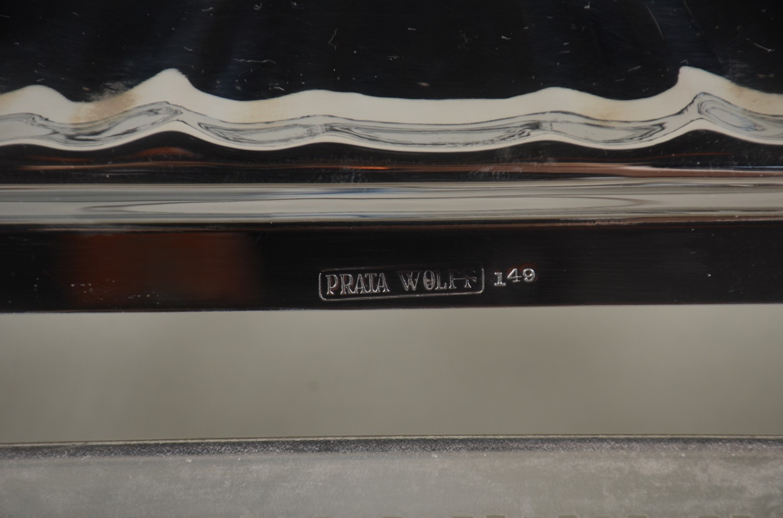 Quatro peças de metal prateado, sendo: Porta pirex de pé alto com... - foto 6 de 11