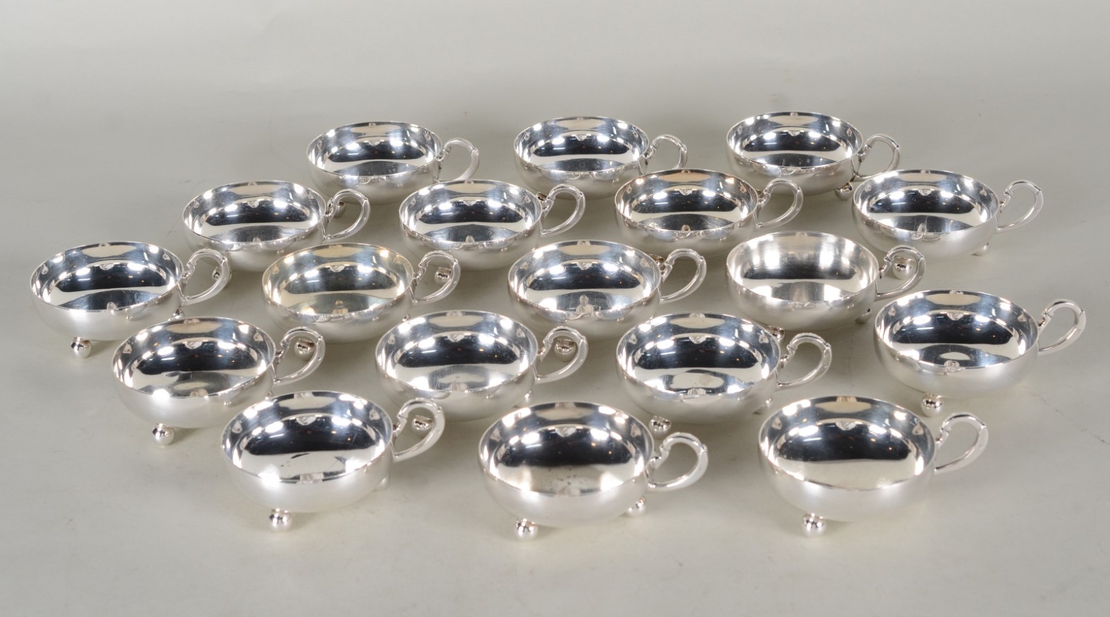 Conjunto composto de 18 taças para sorvete de metal prateado. - foto 1 de 5