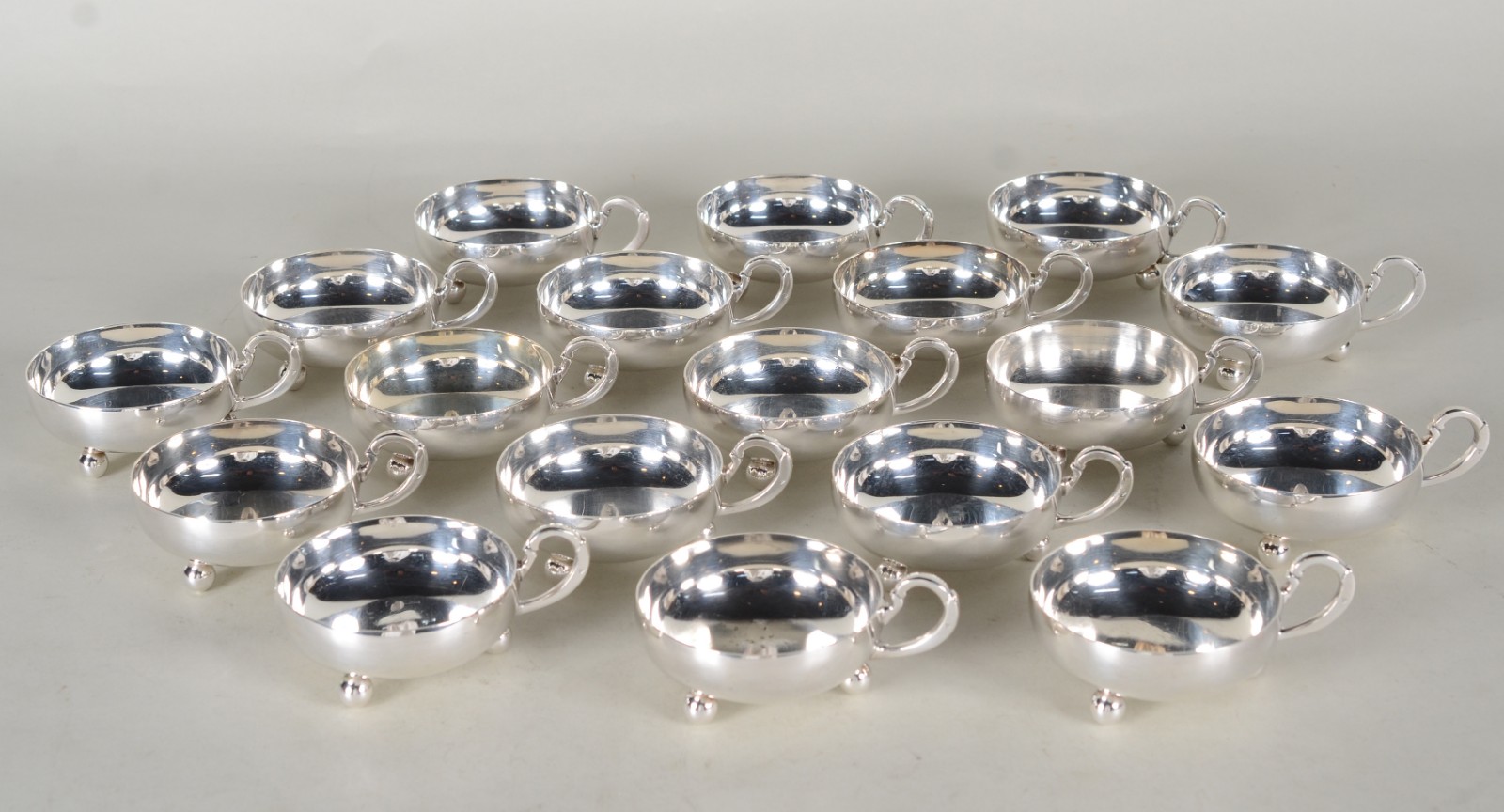 Conjunto composto de 18 taças para sorvete de metal prateado. - foto 2 de 5