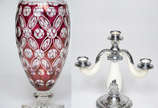 Duas peças, sendo jarro de cristal com detalhes... - Duas peças, sendo jarro de cristal com detalhes em flores e na cor vinho (altura 31 cm e diâmetro boca 13 cm) e candelabro de porcelana Rosentha...