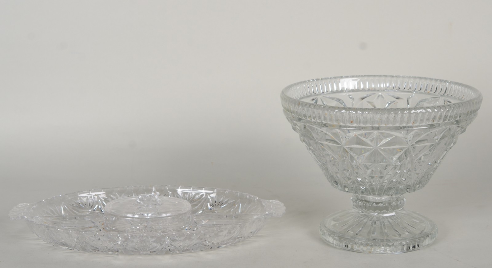 Duas peças de cristal, sendo: porta petiscos e fruteira. - foto 1 de 10