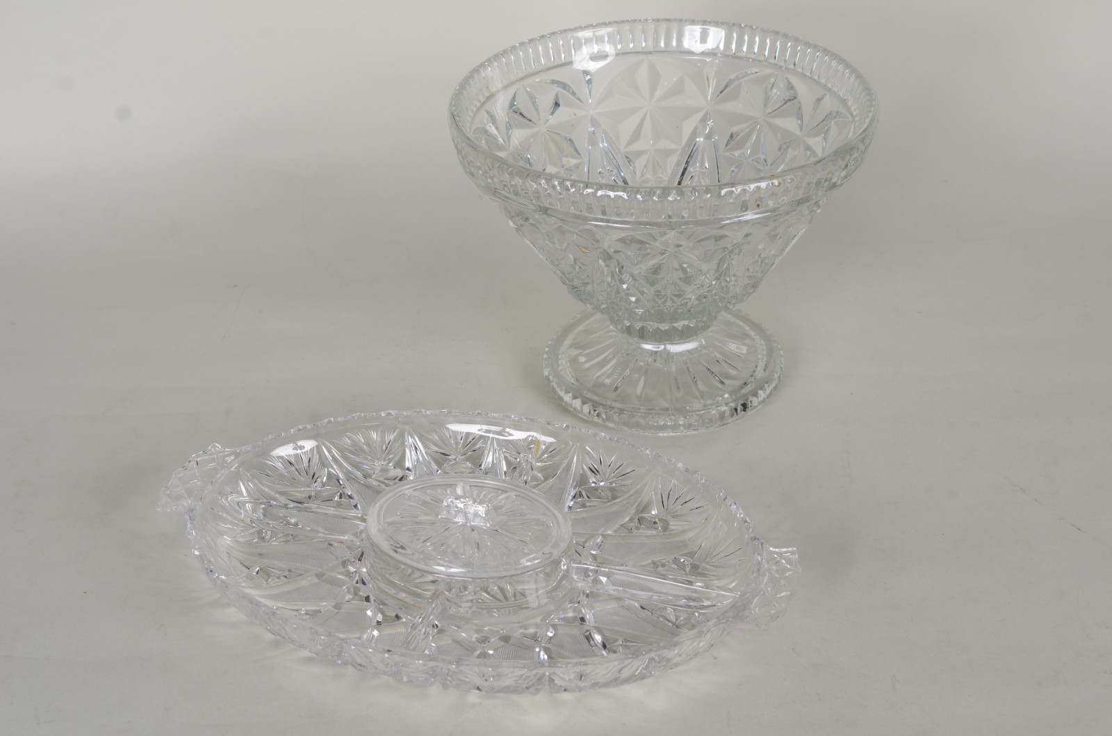 Duas peças de cristal, sendo: porta petiscos e fruteira. - foto 2 de 10