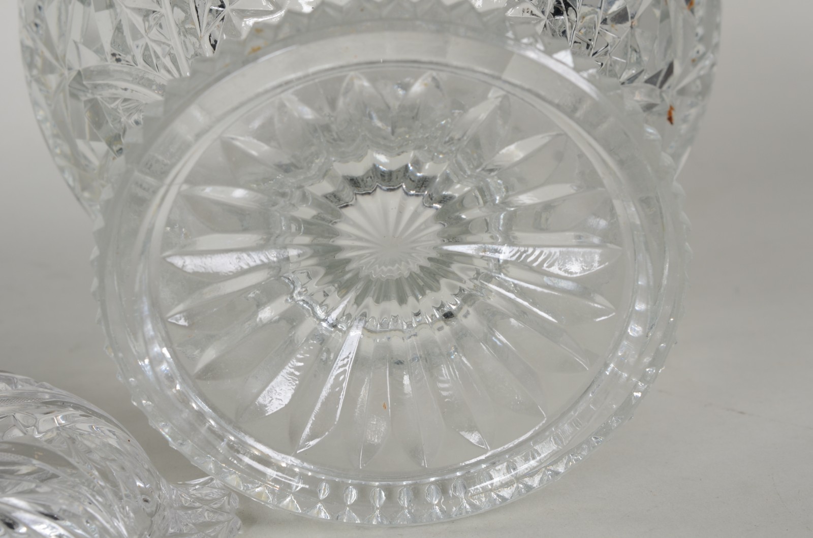 Duas peças de cristal, sendo: porta petiscos e fruteira. - foto 3 de 10