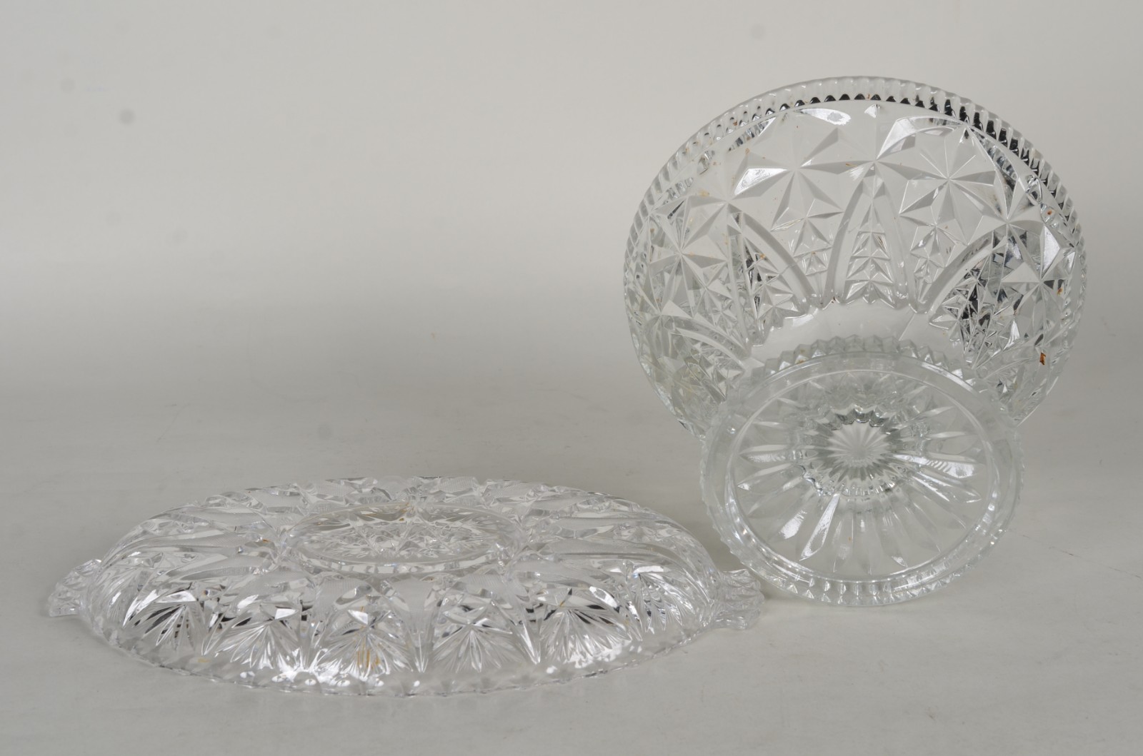 Duas peças de cristal, sendo: porta petiscos e fruteira. - foto 7 de 10