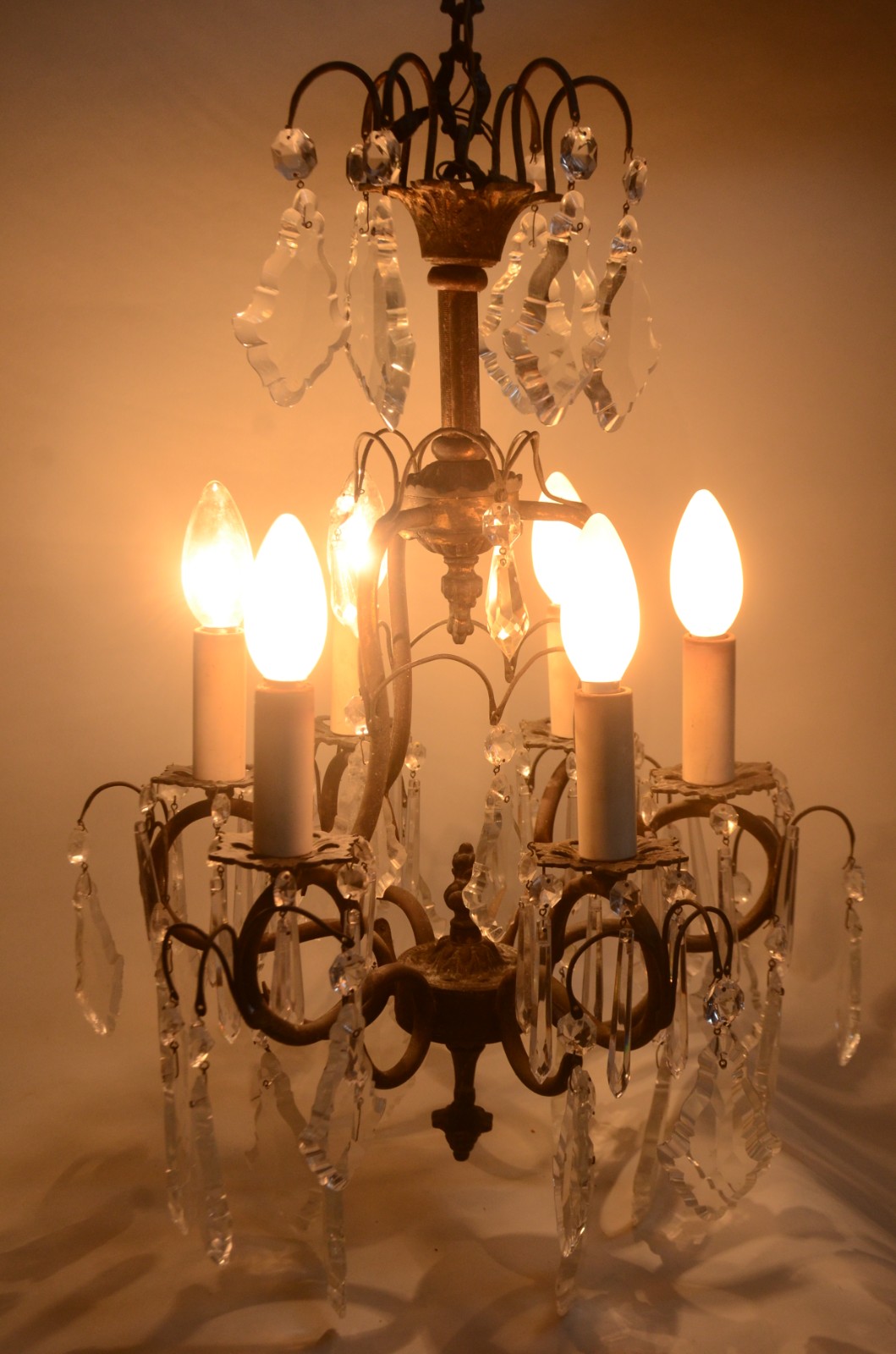 Lustre de metal para 6 luzes, pingentes de cristal lapidado. - foto 2 de 8
