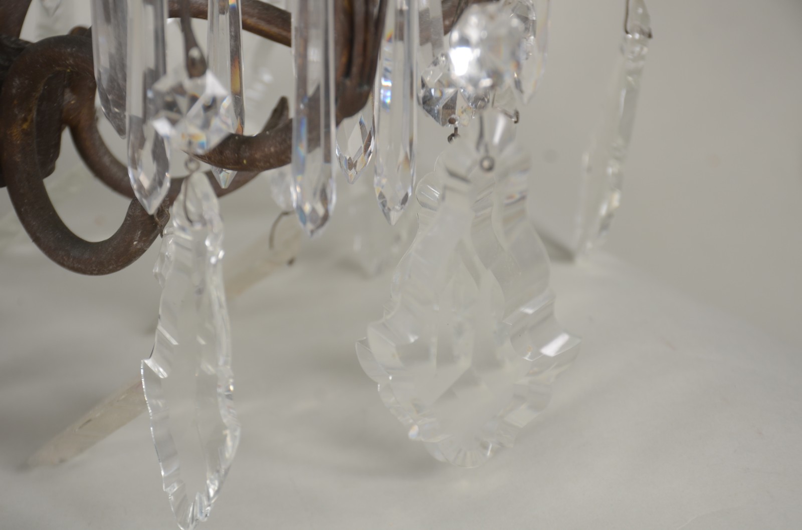 Lustre de metal para 6 luzes, pingentes de cristal lapidado. - foto 4 de 8