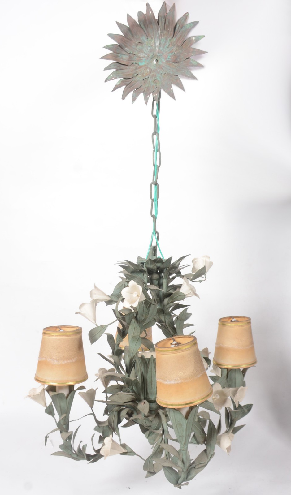 Lustre de metal para 4 luzes com folhagens patinadas e cúpulas na cor... - foto 1 de 11