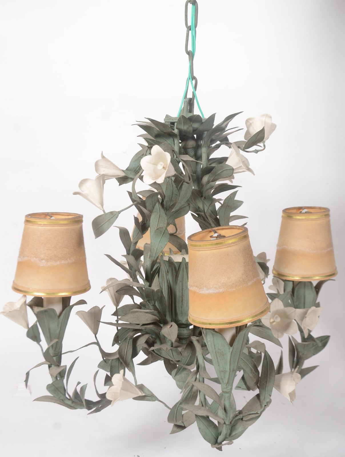 Lustre de metal para 4 luzes com folhagens patinadas e cúpulas na cor... - foto 3 de 11