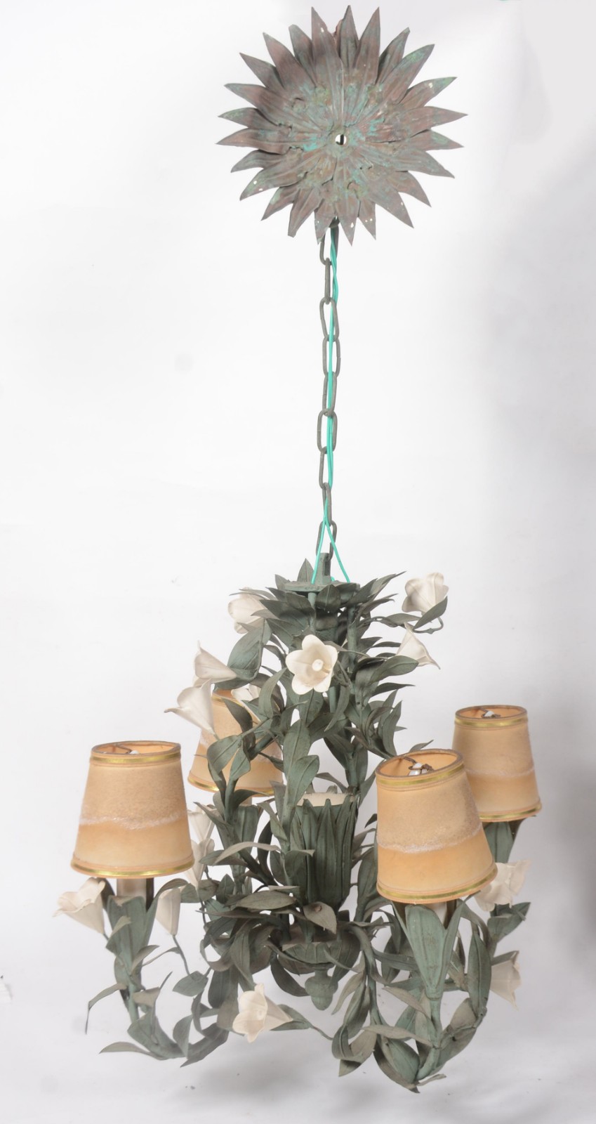 Lustre de metal para 4 luzes com folhagens patinadas e cúpulas na cor... - foto 4 de 11