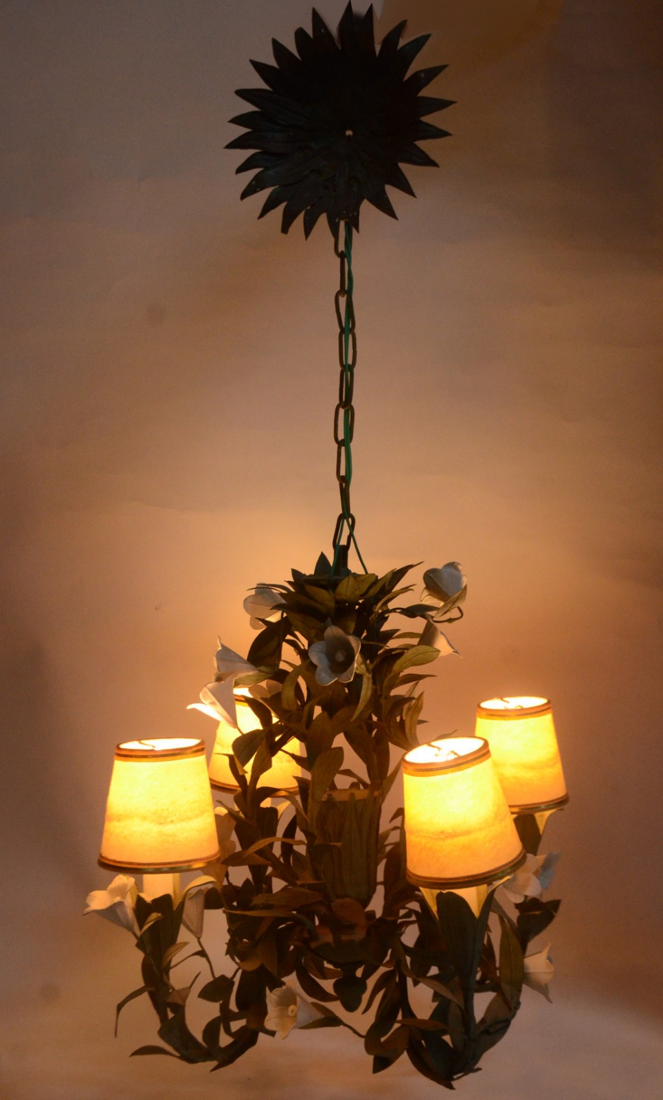 Lustre de metal para 4 luzes com folhagens patinadas e cúpulas na cor... - foto 11 de 11