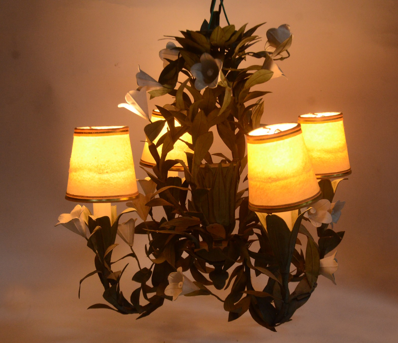Lustre de metal para 4 luzes com folhagens patinadas e cúpulas na cor... - foto 2 de 11