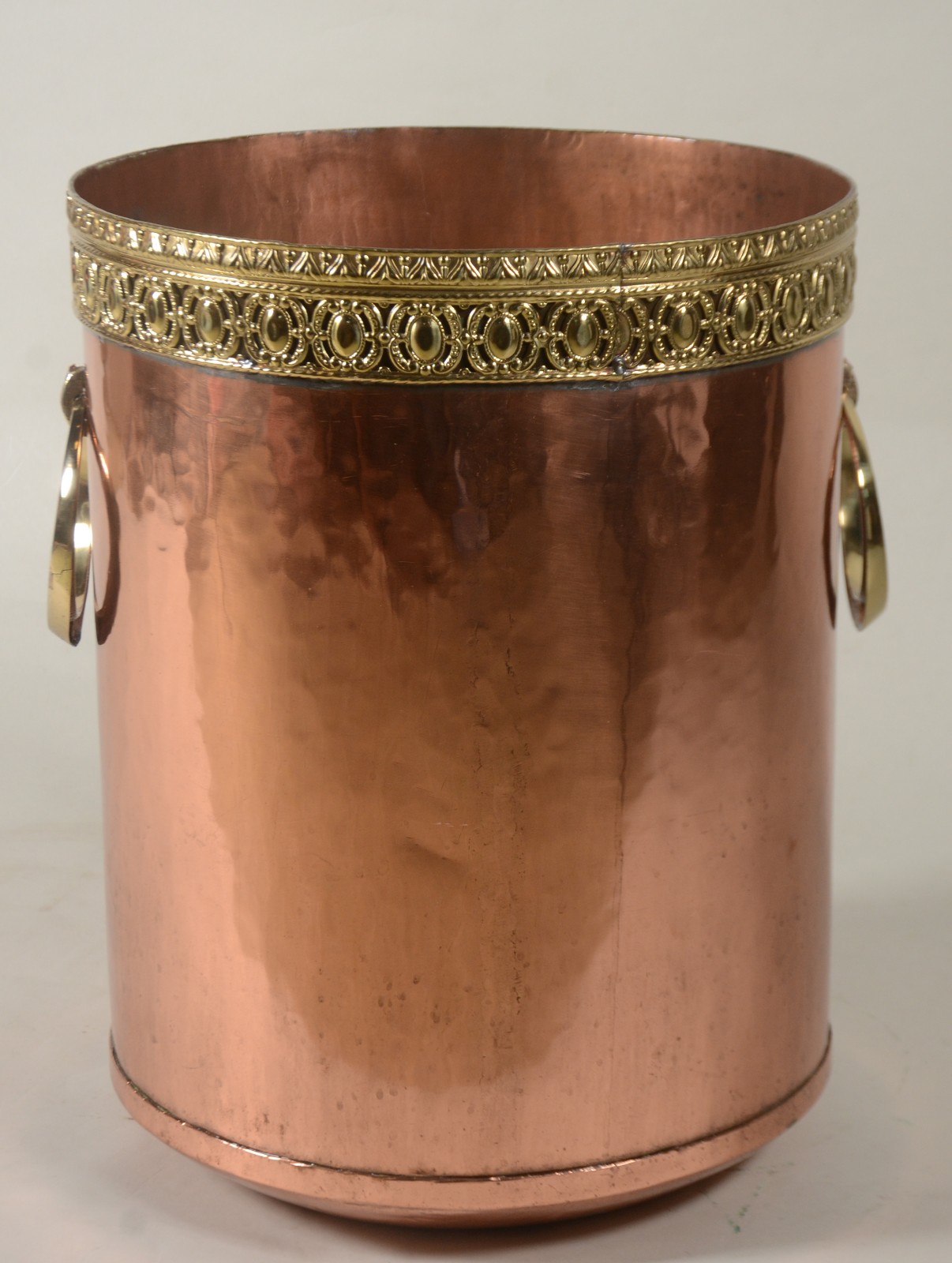Grande bowl de cobre, alças laterais e guirlandas de metal dourado. - foto 4 de 7