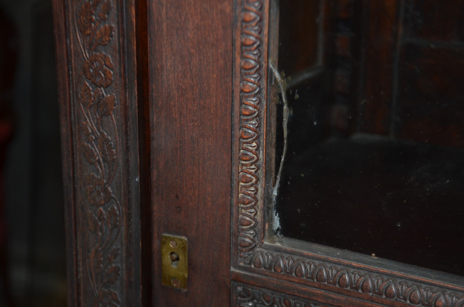 Grande vitrine de madeira nobre com duas portas de correr de vidro e... - foto 3 de 4