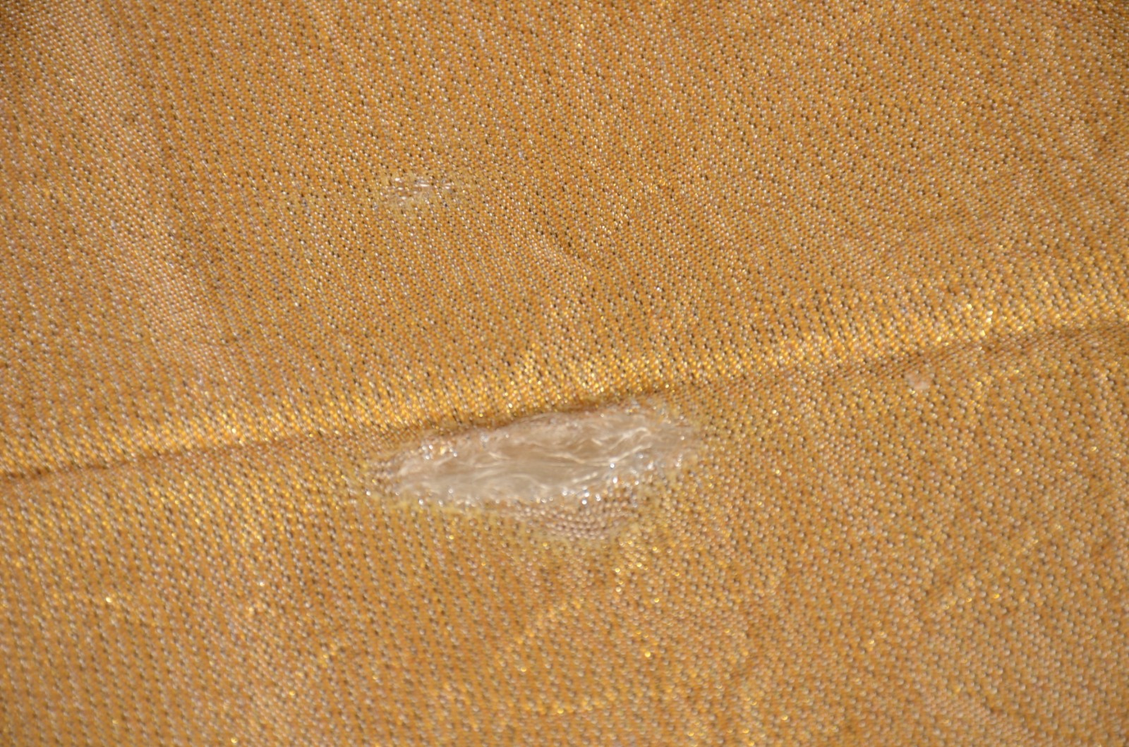 Toalha de mesa branca de renda com forro dourado. - foto 7 de 11