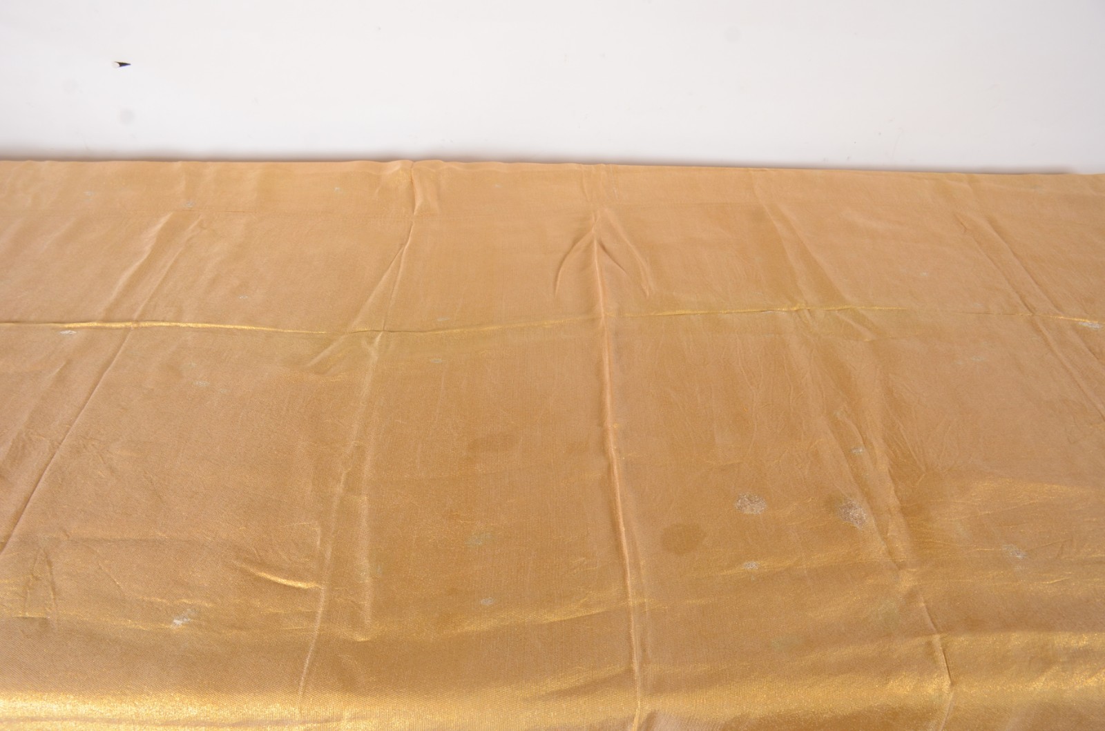 Toalha de mesa branca de renda com forro dourado. - foto 8 de 11