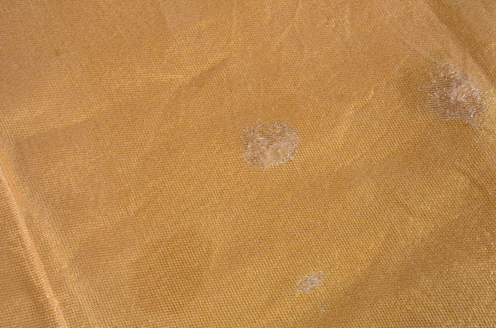 Toalha de mesa branca de renda com forro dourado. - foto 10 de 11