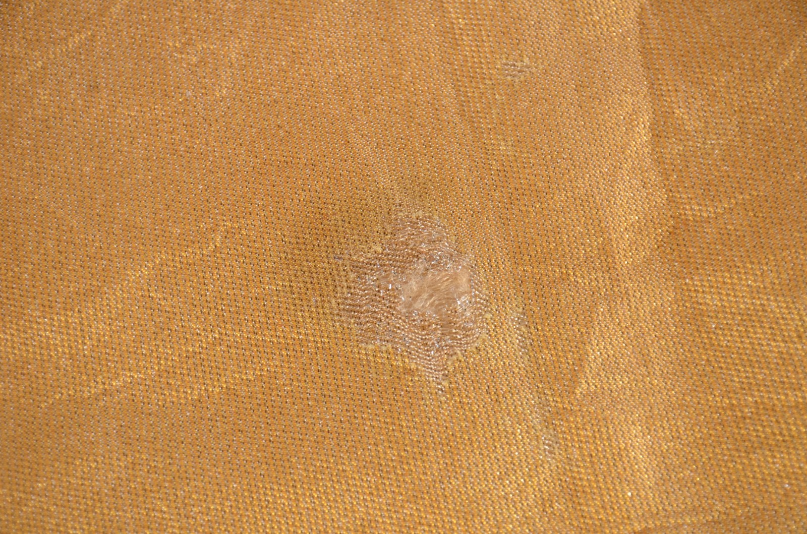 Toalha de mesa branca de renda com forro dourado. - foto 11 de 11