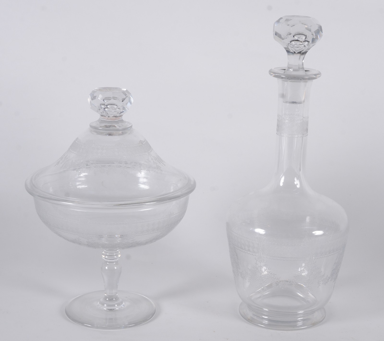 Duas peças, sendo: compoteira e licoreira de cristal lavrado com... - foto 1 de 10