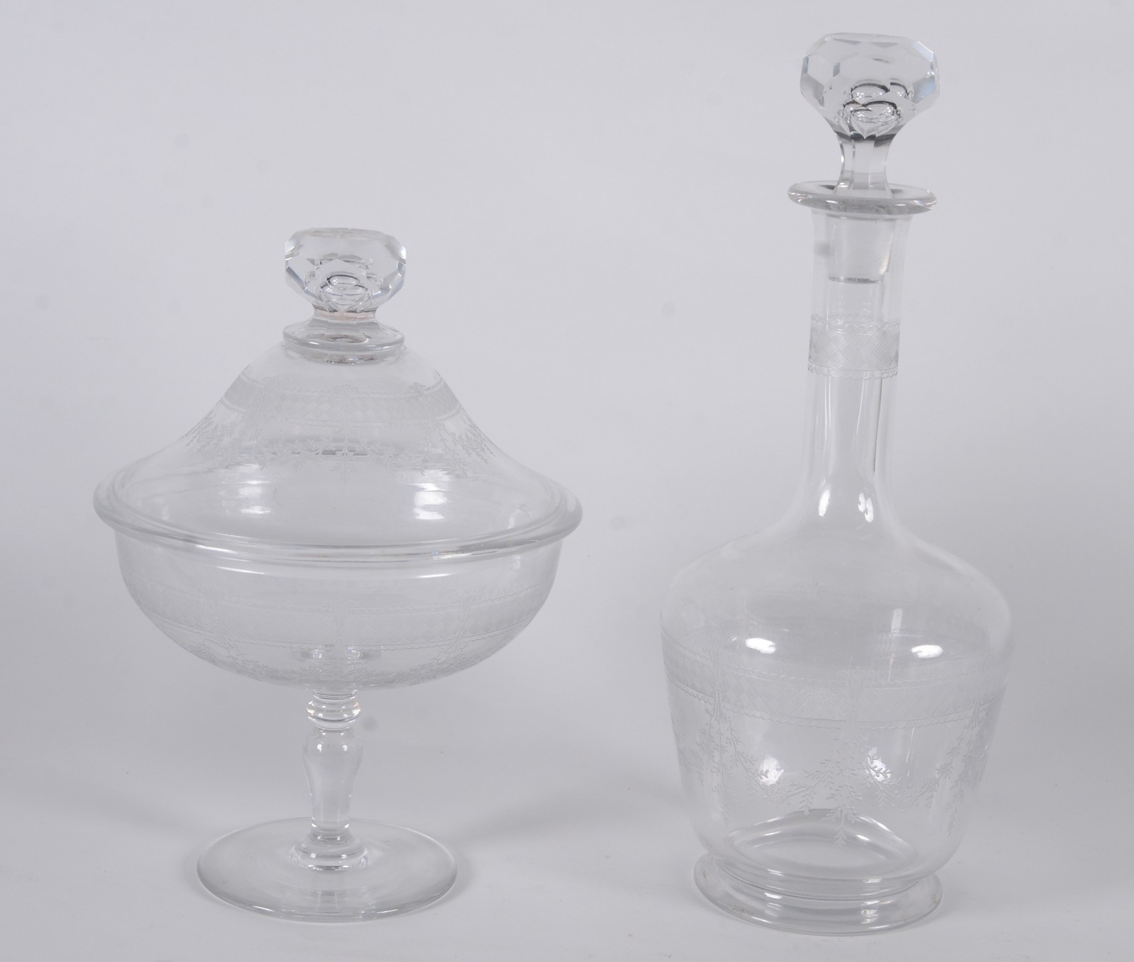 Duas peças, sendo: compoteira e licoreira de cristal lavrado com... - foto 2 de 10