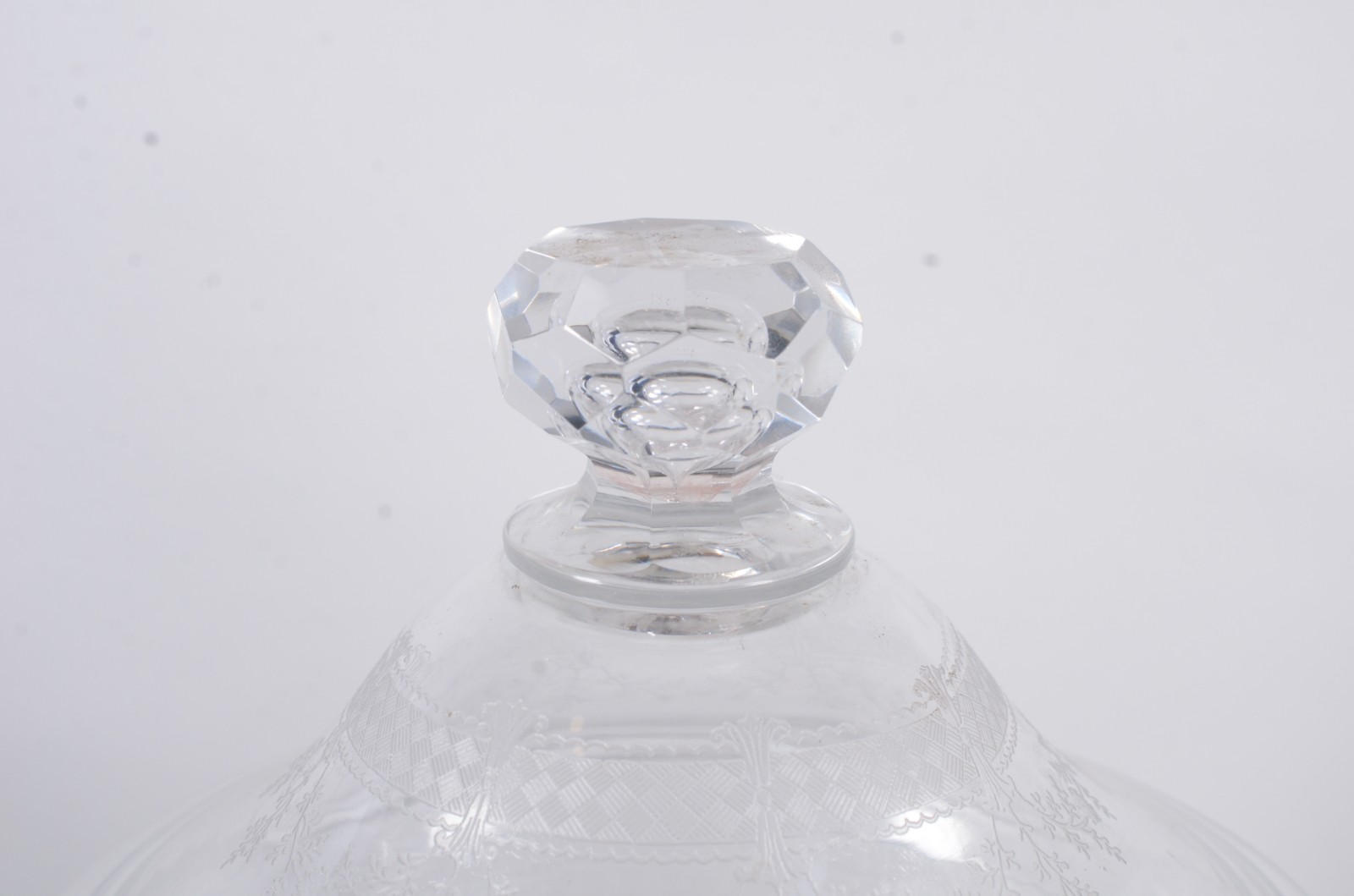 Duas peças, sendo: compoteira e licoreira de cristal lavrado com... - foto 4 de 10