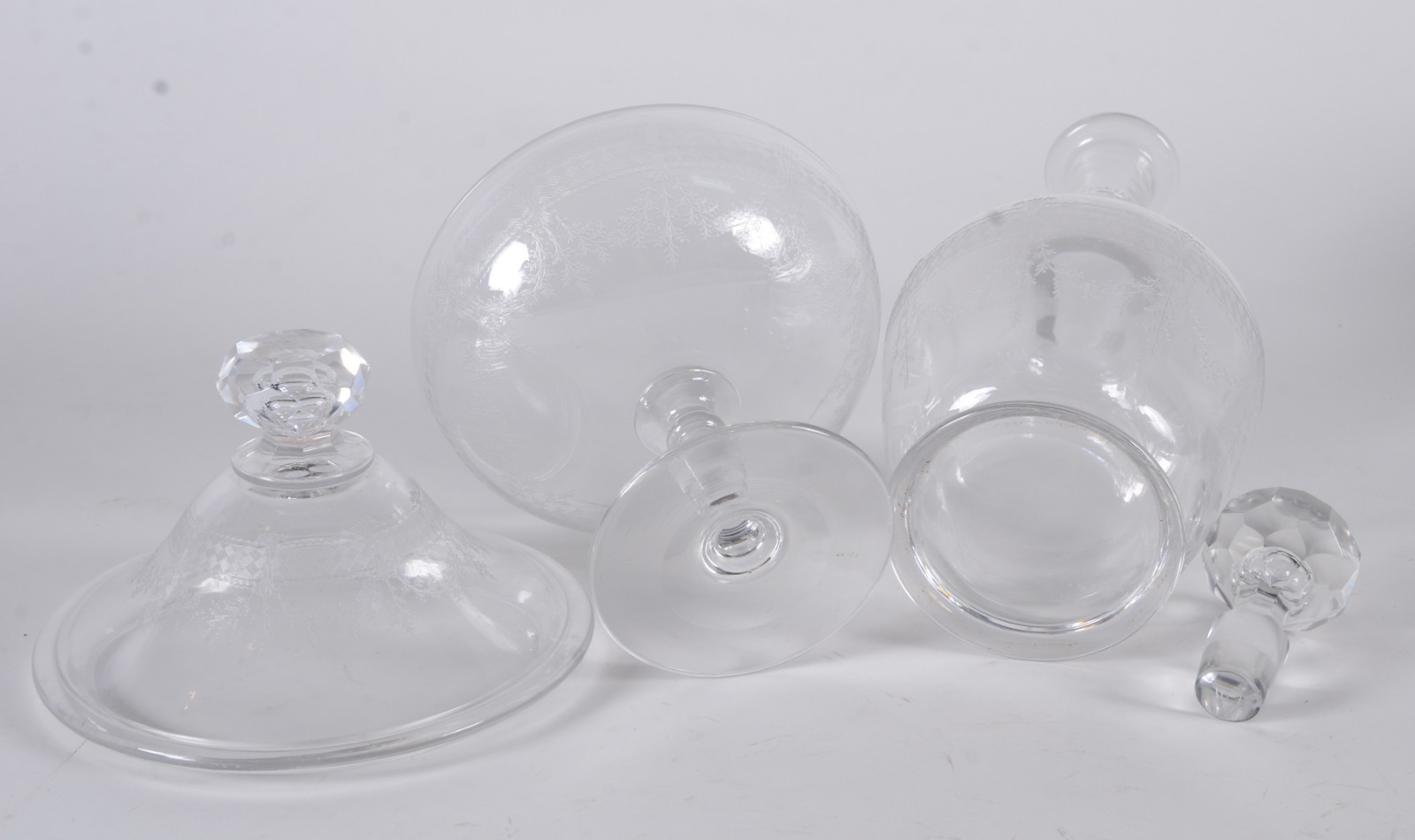 Duas peças, sendo: compoteira e licoreira de cristal lavrado com... - foto 5 de 10