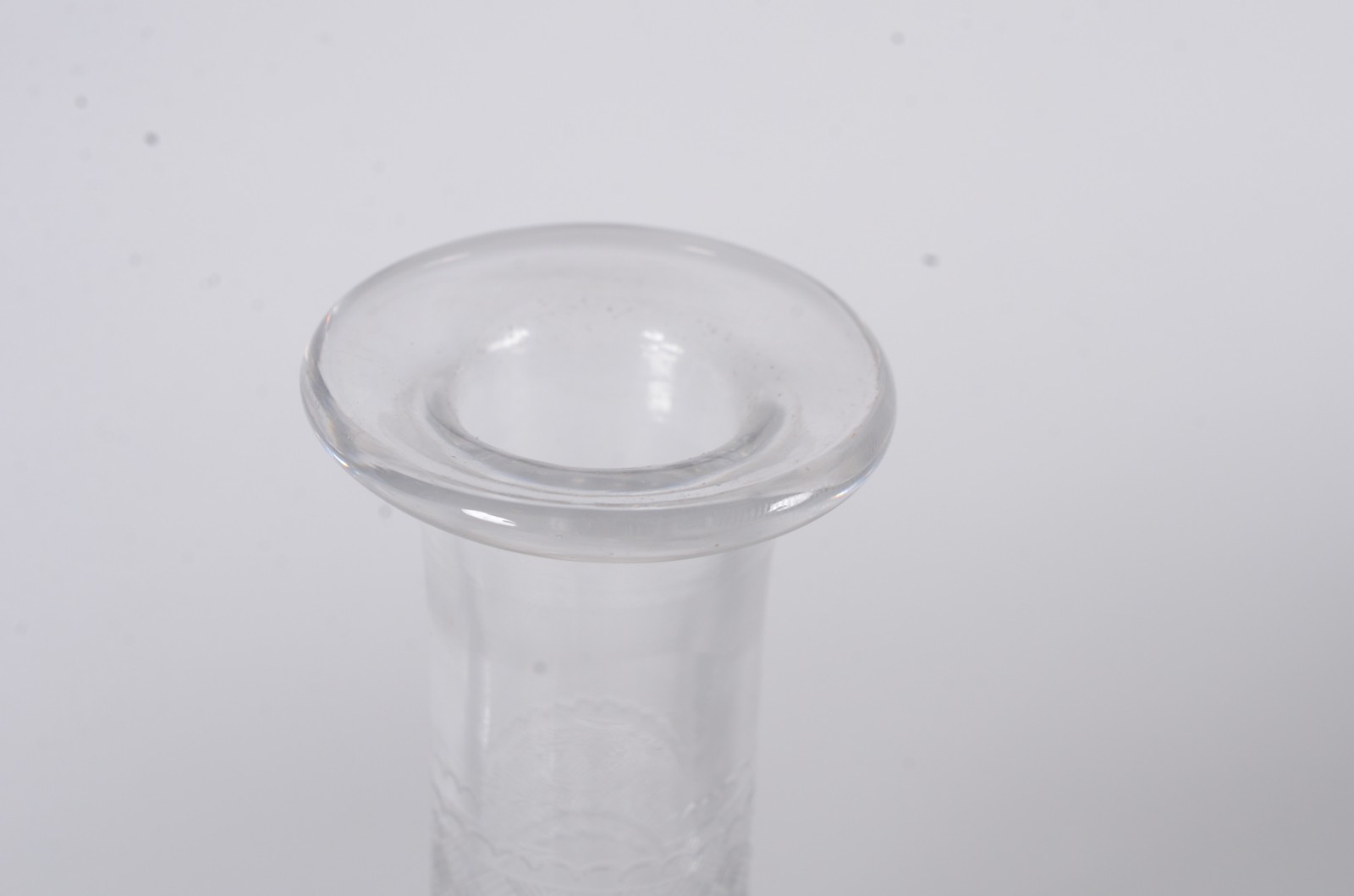 Duas peças, sendo: compoteira e licoreira de cristal lavrado com... - foto 6 de 10