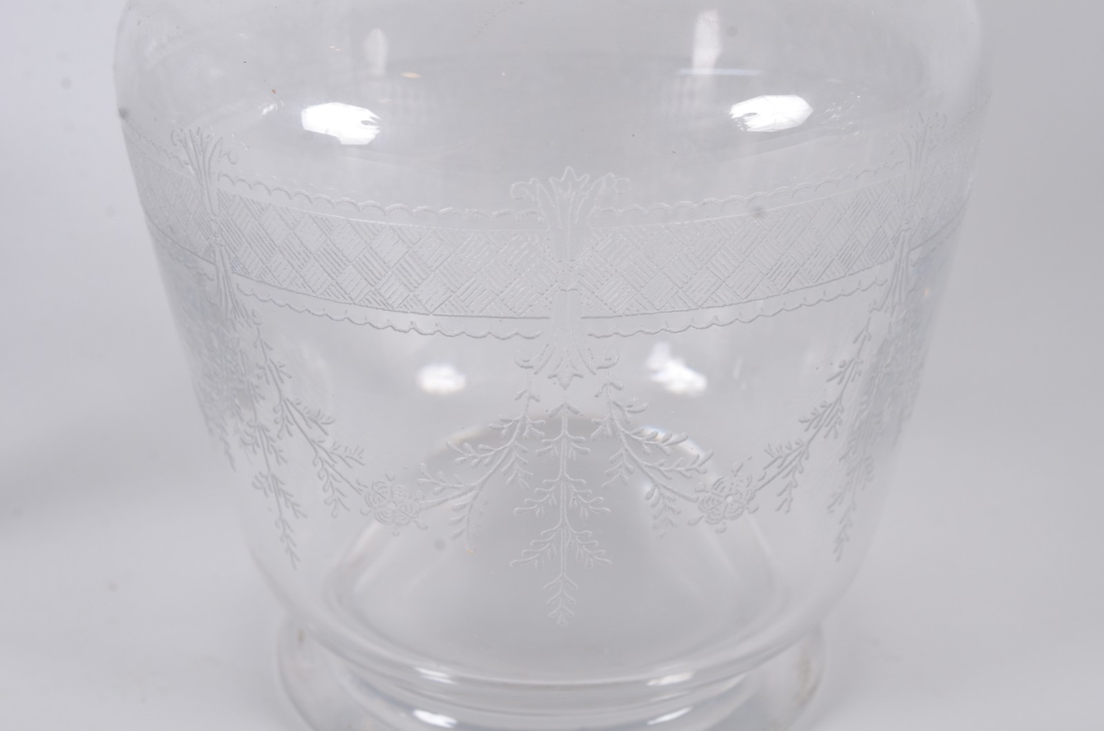 Duas peças, sendo: compoteira e licoreira de cristal lavrado com... - foto 7 de 10