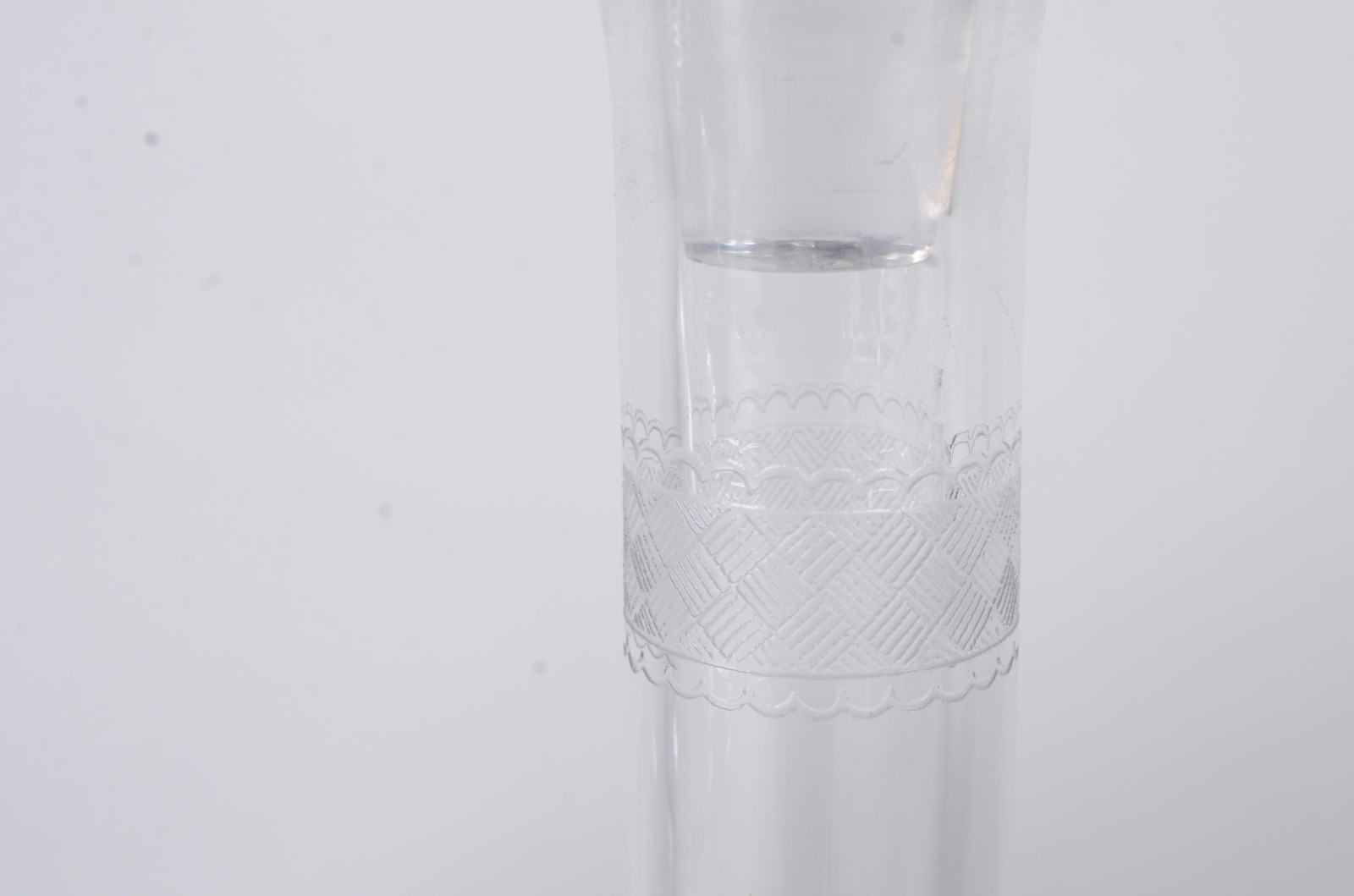 Duas peças, sendo: compoteira e licoreira de cristal lavrado com... - foto 8 de 10