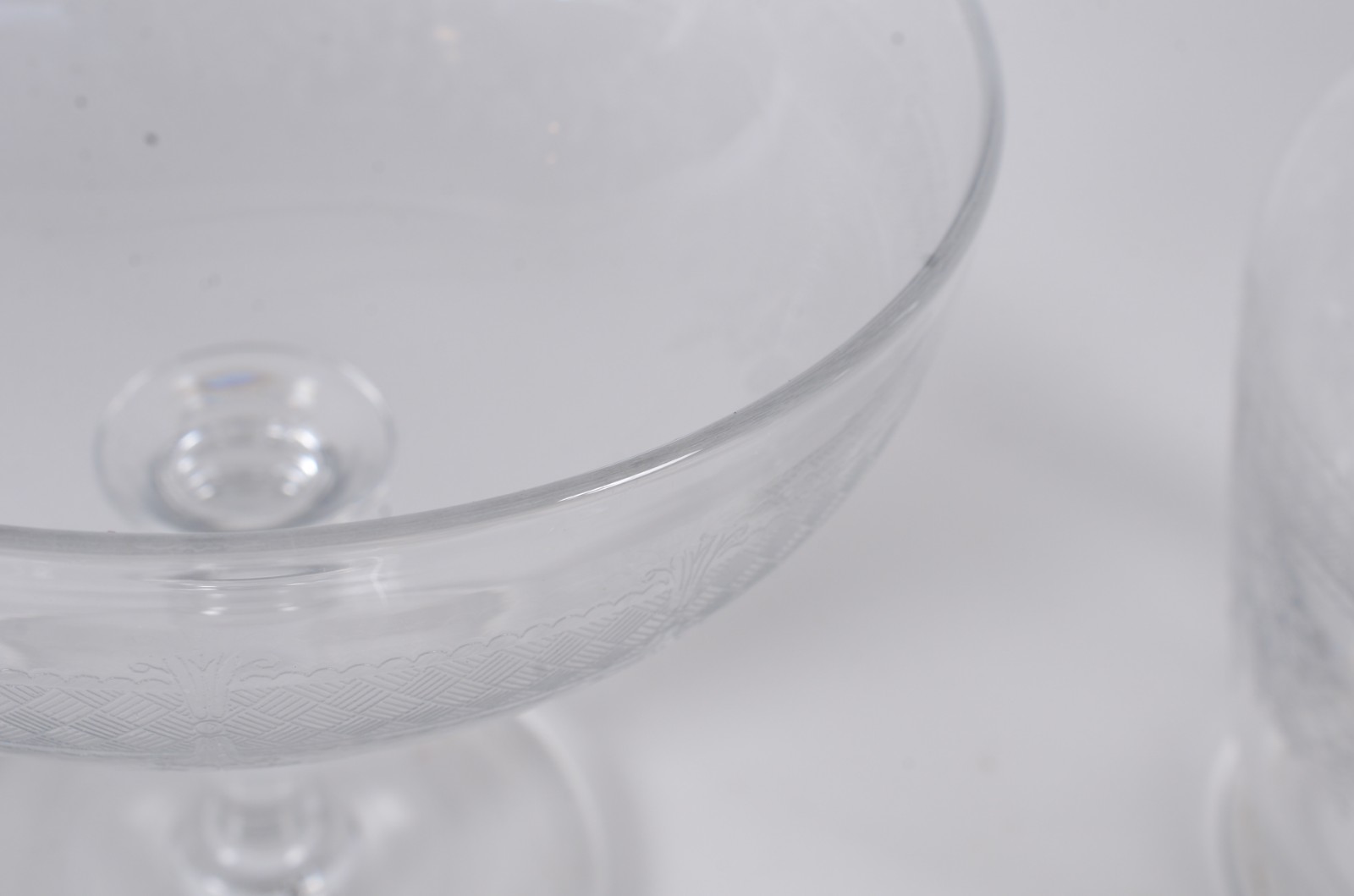 Duas peças, sendo: compoteira e licoreira de cristal lavrado com... - foto 9 de 10