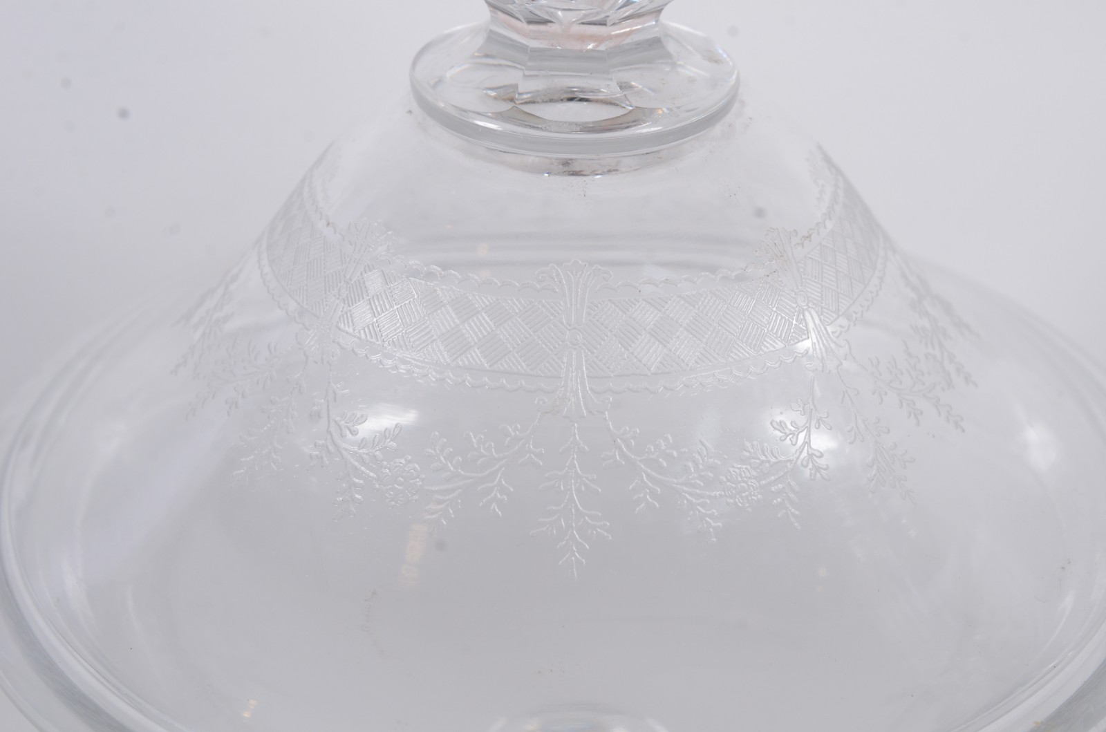 Duas peças, sendo: compoteira e licoreira de cristal lavrado com... - foto 10 de 10