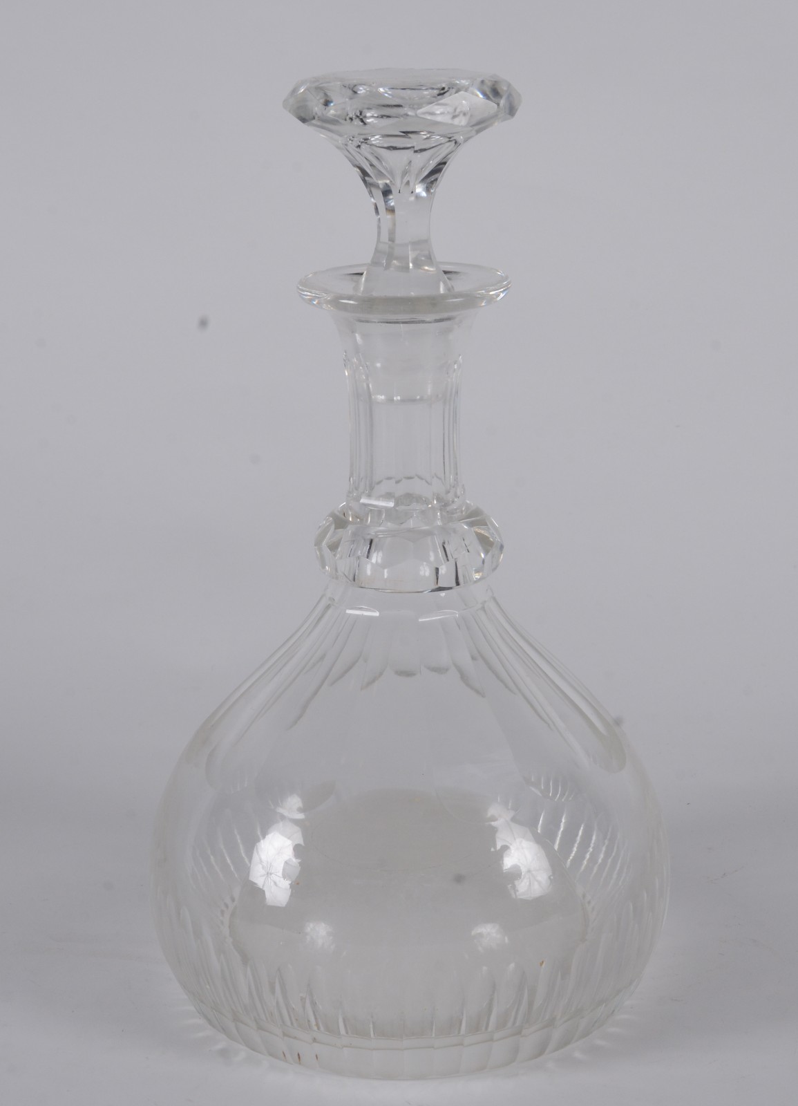 Garrafa de cristal europeu facetado. Com mofo. - foto 1 de 10