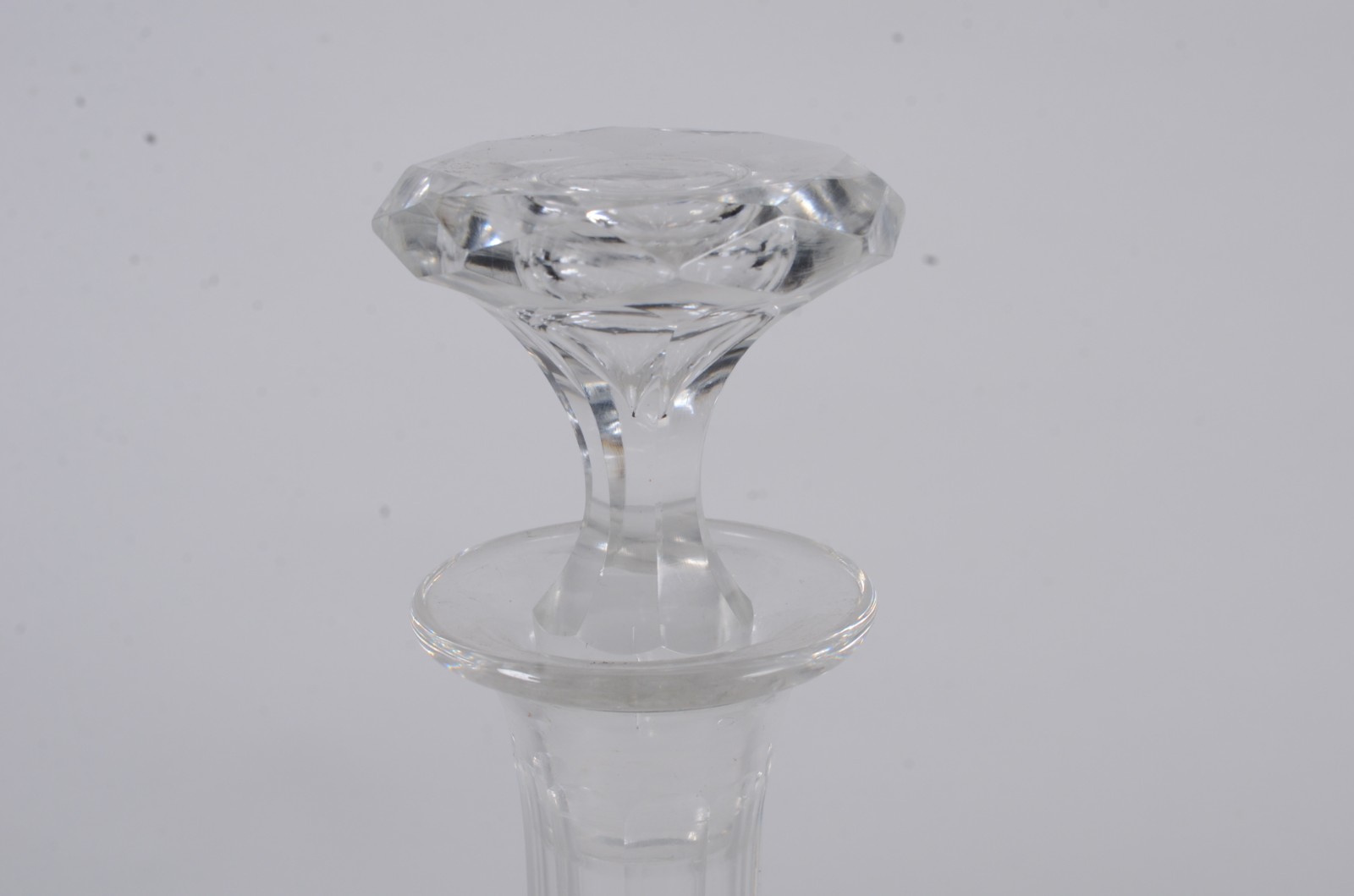 Garrafa de cristal europeu facetado. Com mofo. - foto 4 de 10