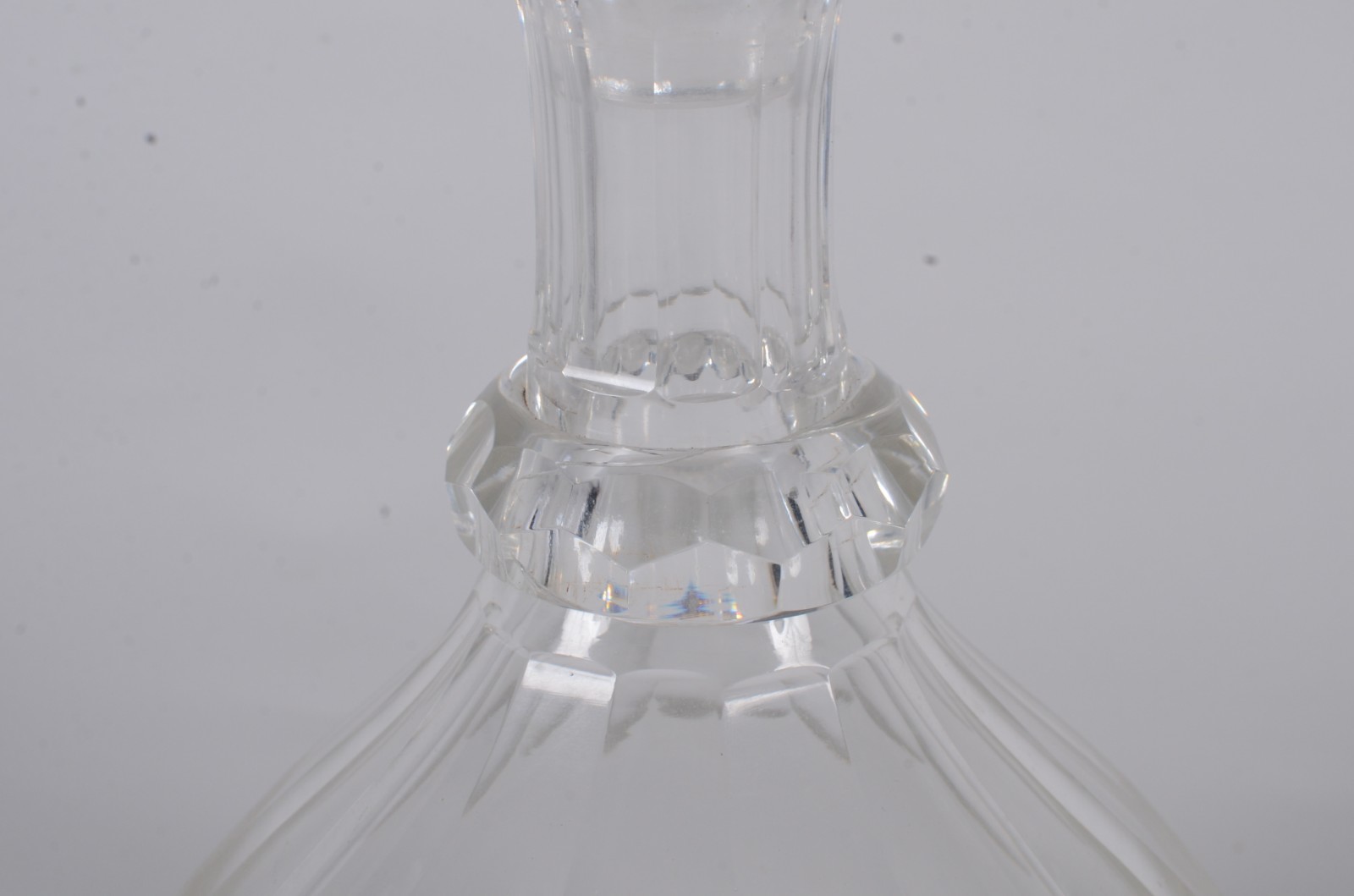 Garrafa de cristal europeu facetado. Com mofo. - foto 6 de 10