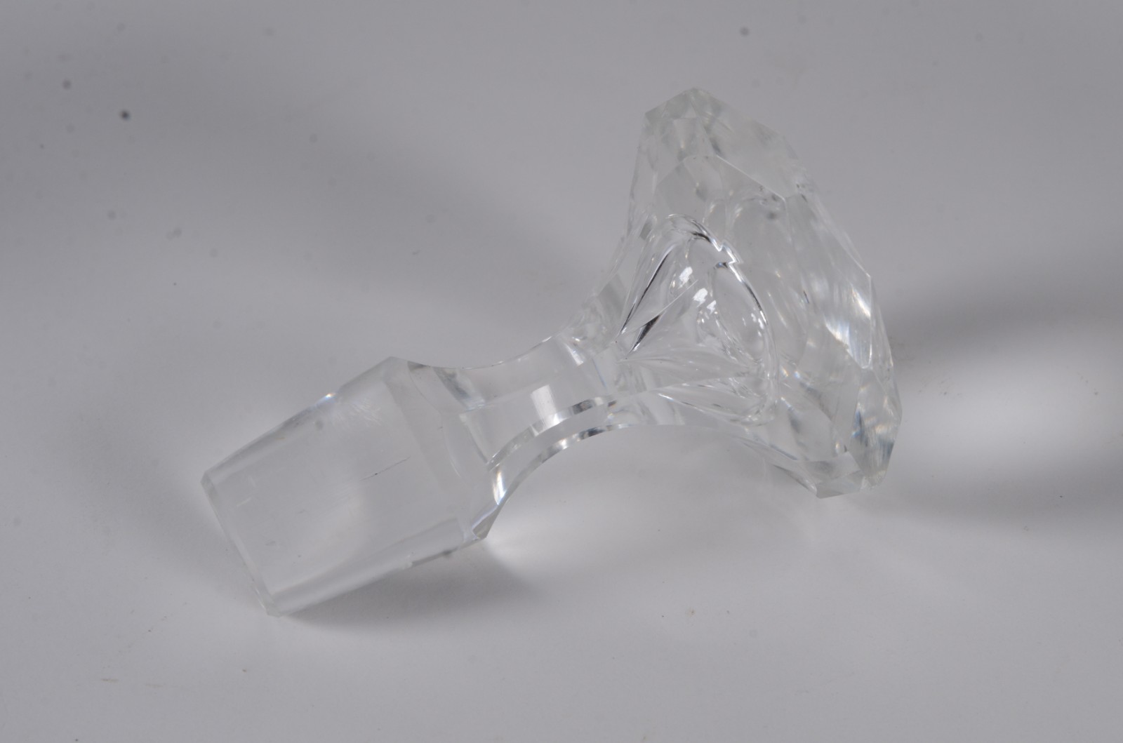 Garrafa de cristal europeu facetado. Com mofo. - foto 8 de 10