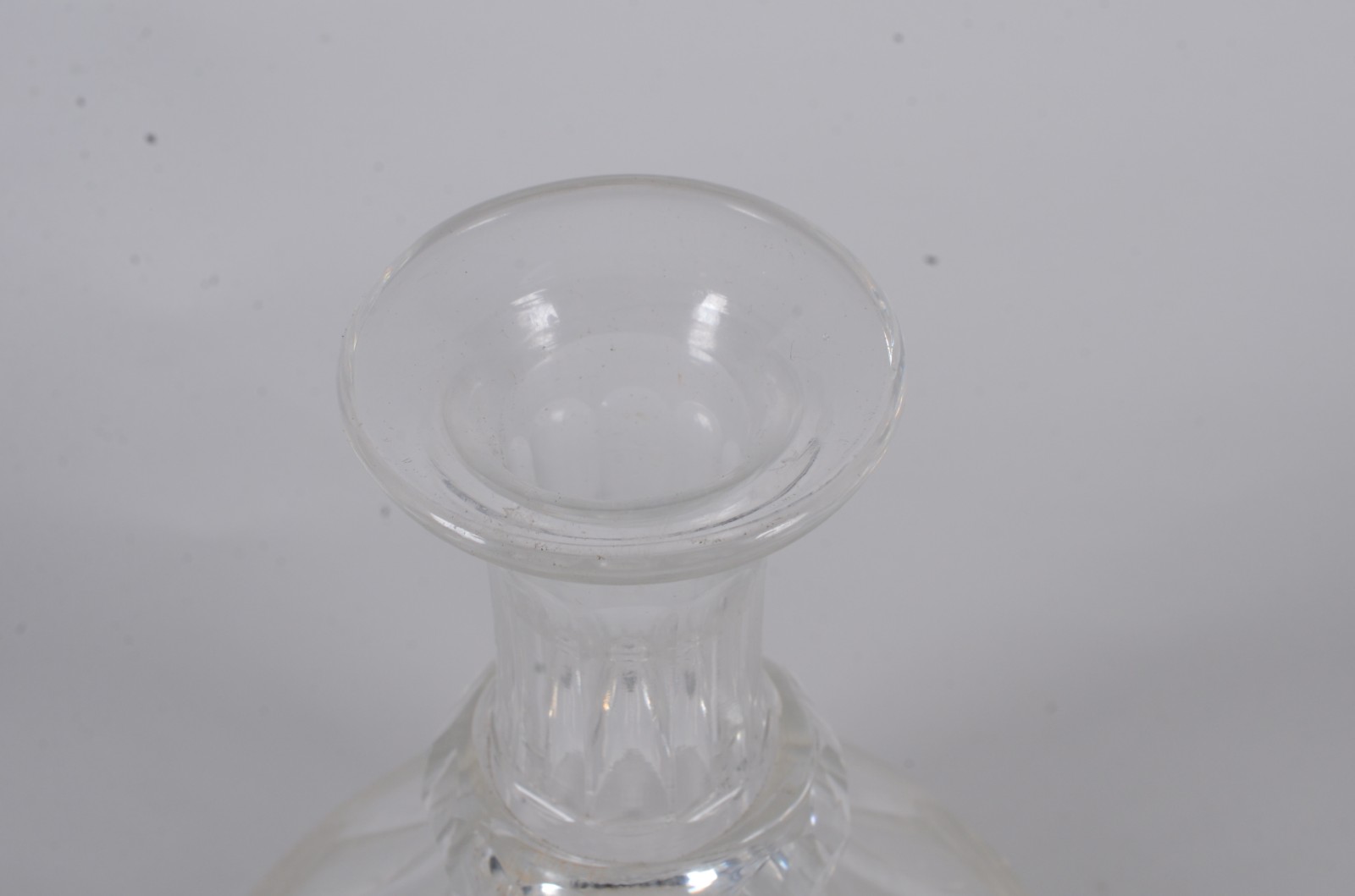 Garrafa de cristal europeu facetado. Com mofo. - foto 10 de 10